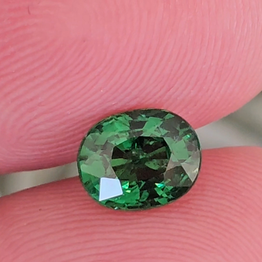 พลอย ซาโวไรท์ Tsavorite Garnet 1.36 กะรัต (Cts.) ดิบ Unheated พร้อมใบเซอร์ อัญมณีมงคลประจําวันเกิด เครื่องประดับพลอย