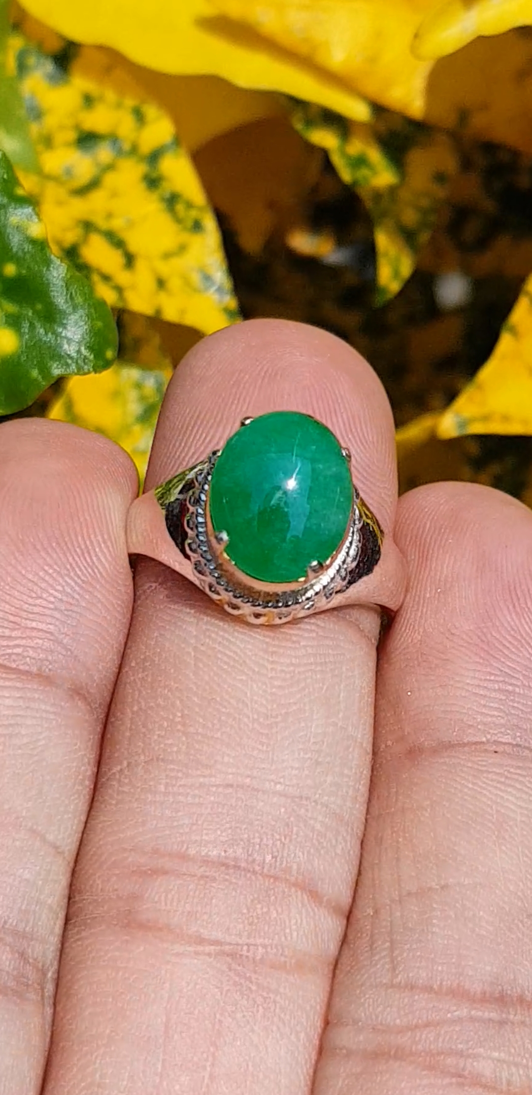 หยก พม่า แท้ Jade แหวนหยก 翡翠戒指 (Jadeite ring) 1.93 กะรัต (Cts.) (Size) 59ดิบ ไม่ผ่านการปรับปรุง (Type A) พม่า (Myanmar)