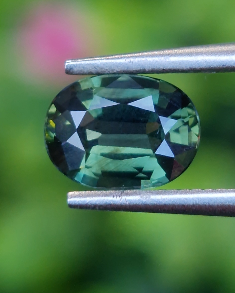 พลอย เขียวส่อง Green Sapphire 1.06 กะรัต (Cts.) ดิบ Unheated พร้อมใบเซอร์ พลอยแท้ อัญมณีมงคลประจําวันเกิด เครื่องประดับพลอย