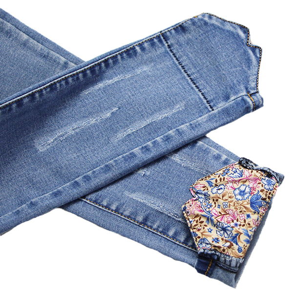 กางเกงยีนส์ทรงสลิม ขายาว พับปลายขาแต่งผ้าลายดอก (11455X)