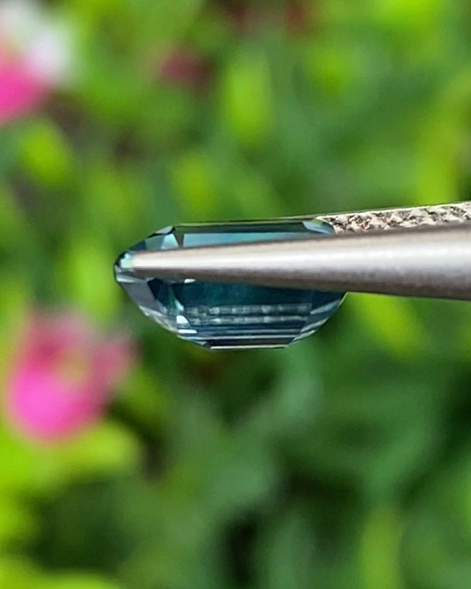 พลอย เพทาย (Zircon) 2.38 กะรัต (Cts.) พลอยแท้ อัญมณีมงคลประจําวันเกิด เครื่องประดับพลอย