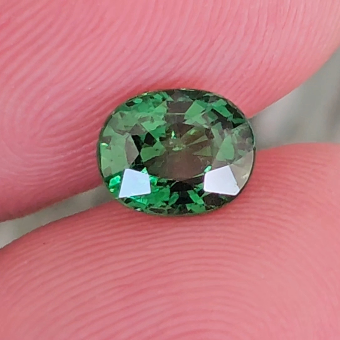พลอย ซาโวไรท์ Tsavorite Garnet 1.36 กะรัต (Cts.) ดิบ Unheated พร้อมใบเซอร์ อัญมณีมงคลประจําวันเกิด เครื่องประดับพลอย