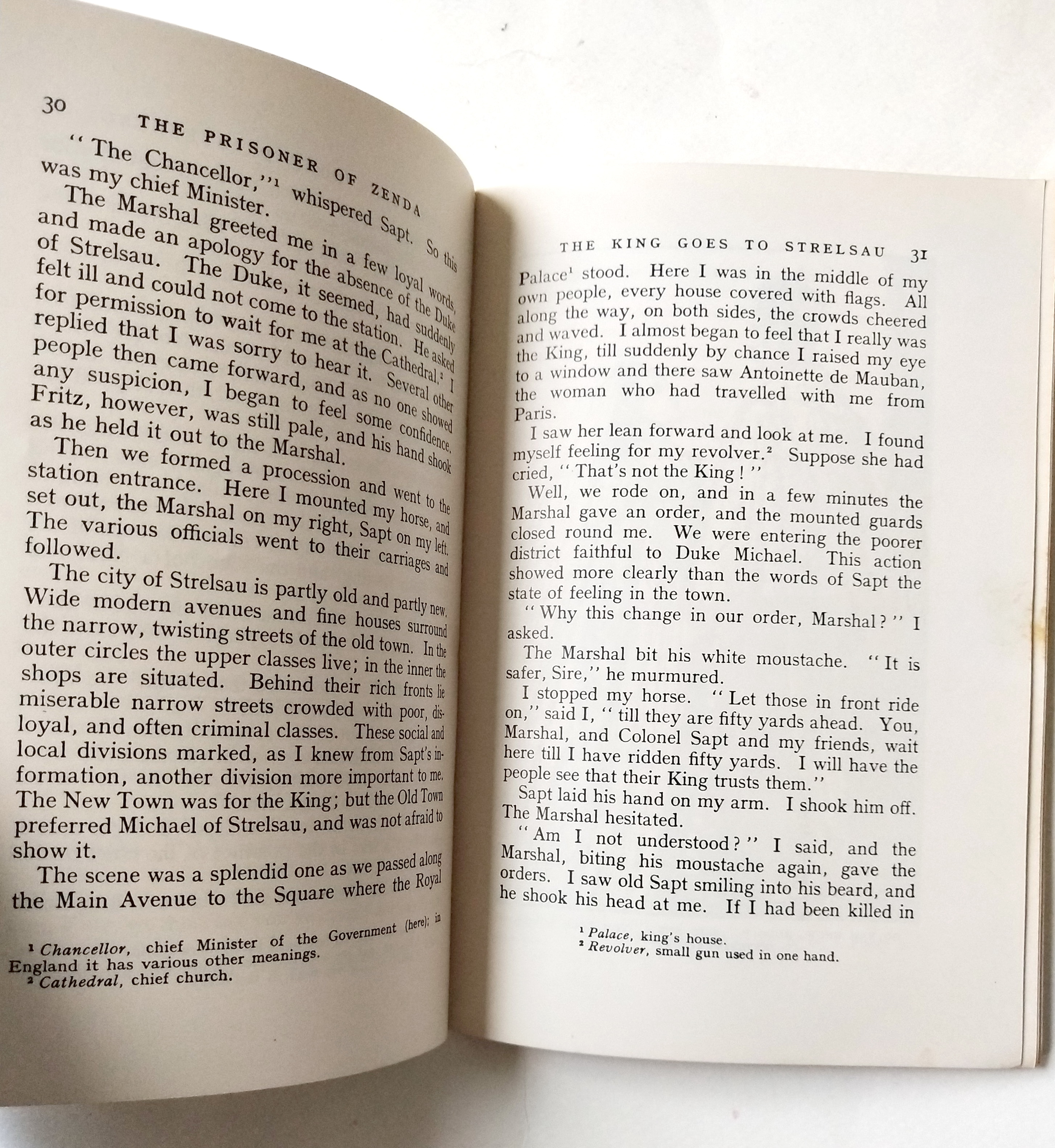 หนังสือเรียนเก่าอ่านนอกเวลา THE PRISONER OF ZENDA โดย ANTHONY HOPE ,SIMPLIFY BY GEORGE F. WEAR ,ILLUSTRATED BY JOHN NICOLSON พิมพ์ครั้งที่2 เมษายน 1967