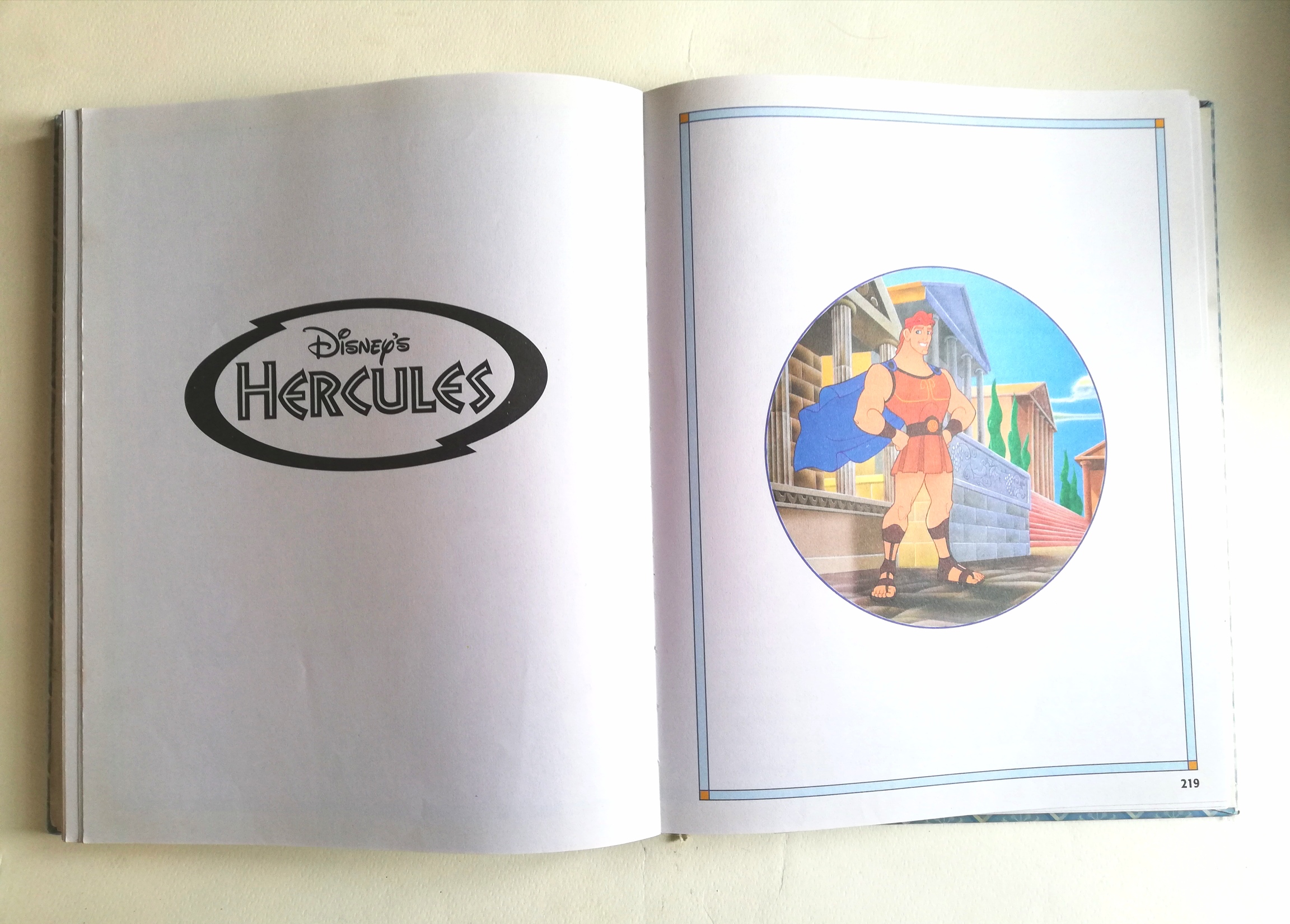 หนังสือนิทานดิสนีย์เก่า **มีตำหนิหลายจุดในบทแรกๆ ปกหลังหลุดจากสัน หนังสือเล่มใหญ่ ปกแข็ง ประกอบด้วย: สโนว์ไวท์กับคนแคระทั้งเจ็ด, โรบินฮู้ด, ซินเดอเรลล่า, ทาร์ซาน, ศักดิ์ศรีของซิมบ้า, มู่หลาน, เฮอร์คิวลิส, บั๊กไลฟ์