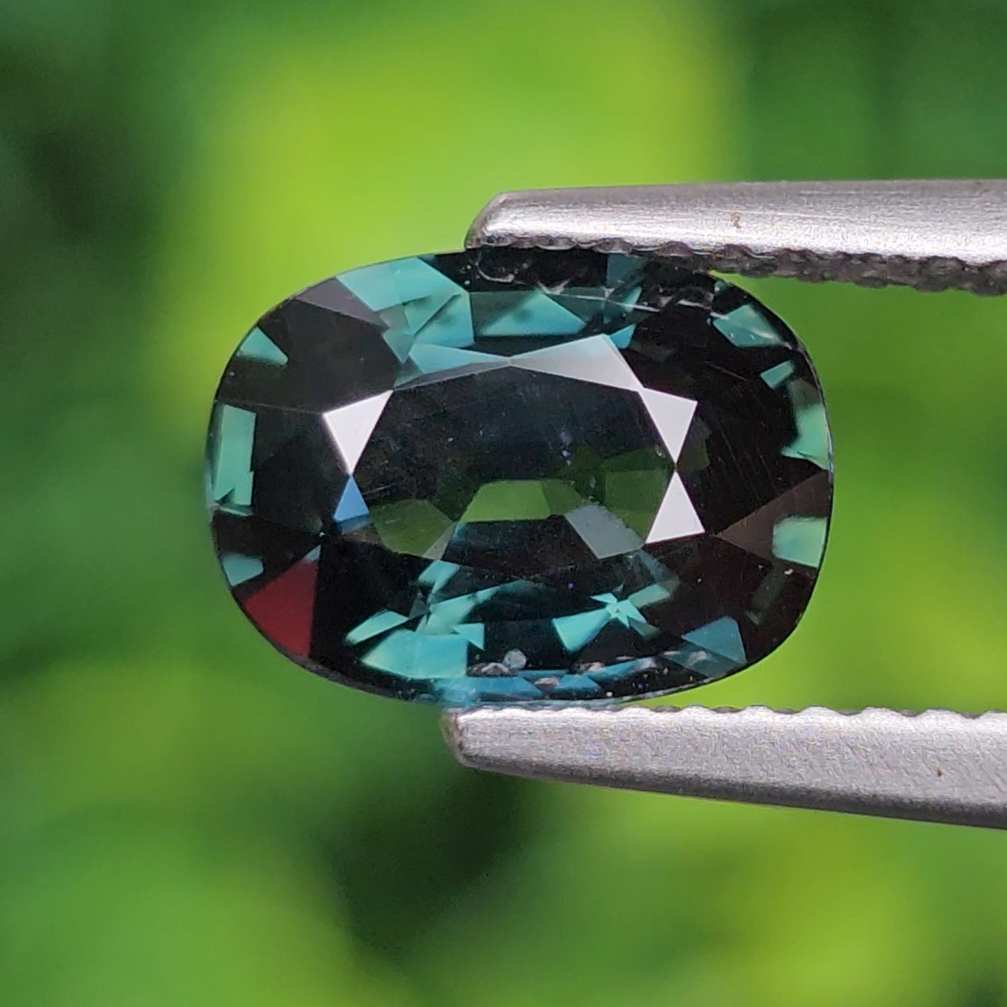 พลอย เขียวส่อง Green Sapphire 2.02 กะรัต (Cts.) ดิบ Unheated พลอยแท้ อัญมณีมงคลประจําวันเกิด เครื่องประดับพลอย