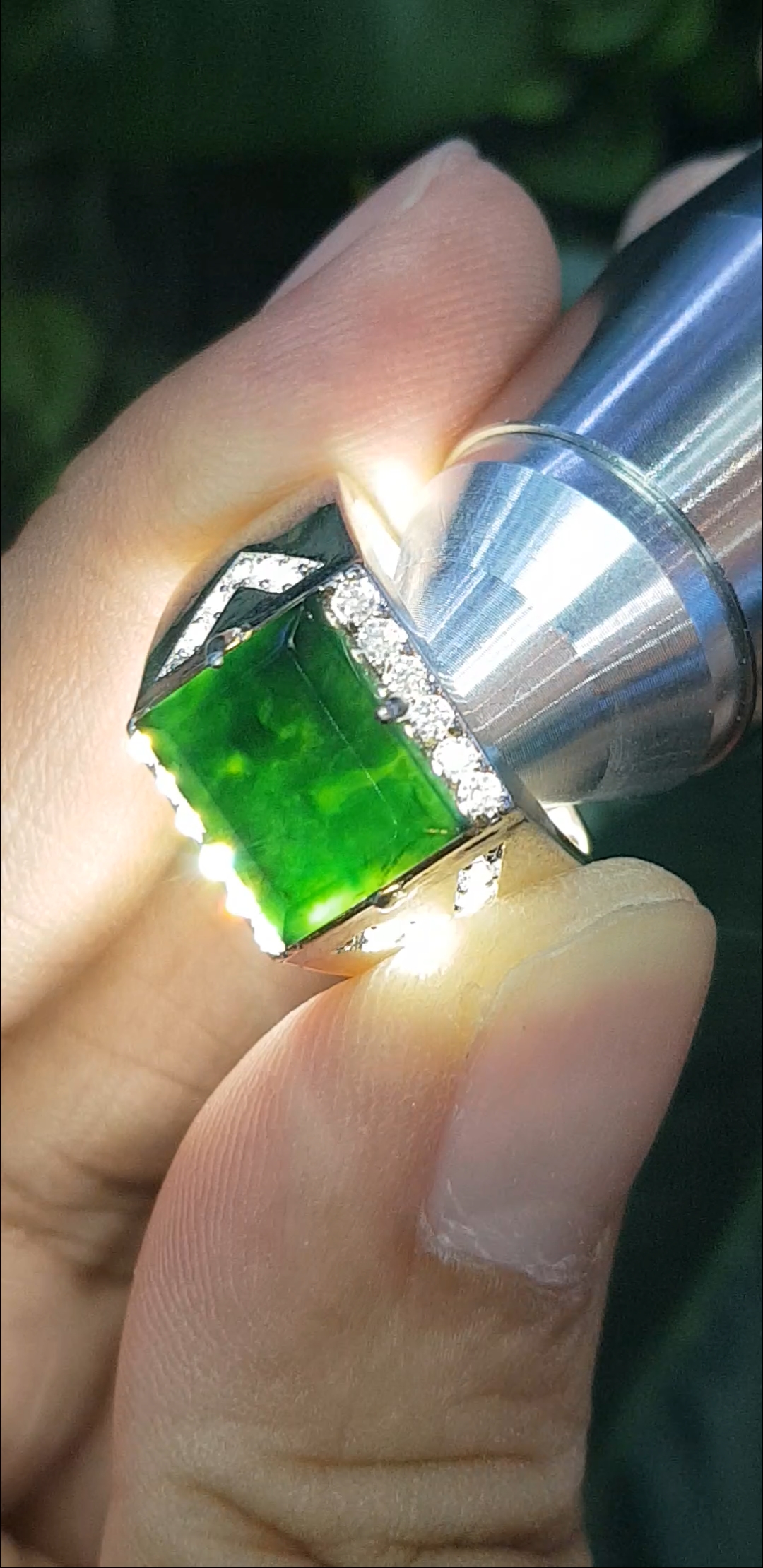 หยก พม่า แท้ Jade แหวนหยก หยกส่องเขียว (ฺBlack jadeite) ดิบ (Size) 58 ไม่ผ่านการปรับปรุง (Type A) พม่า (Myanmar)