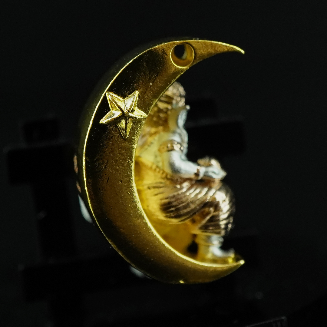 พระพิฆเนศน้อย ประทับจันทร์ รหัส 1 เนื้อสัมฤทธิ์ชุบ 3K