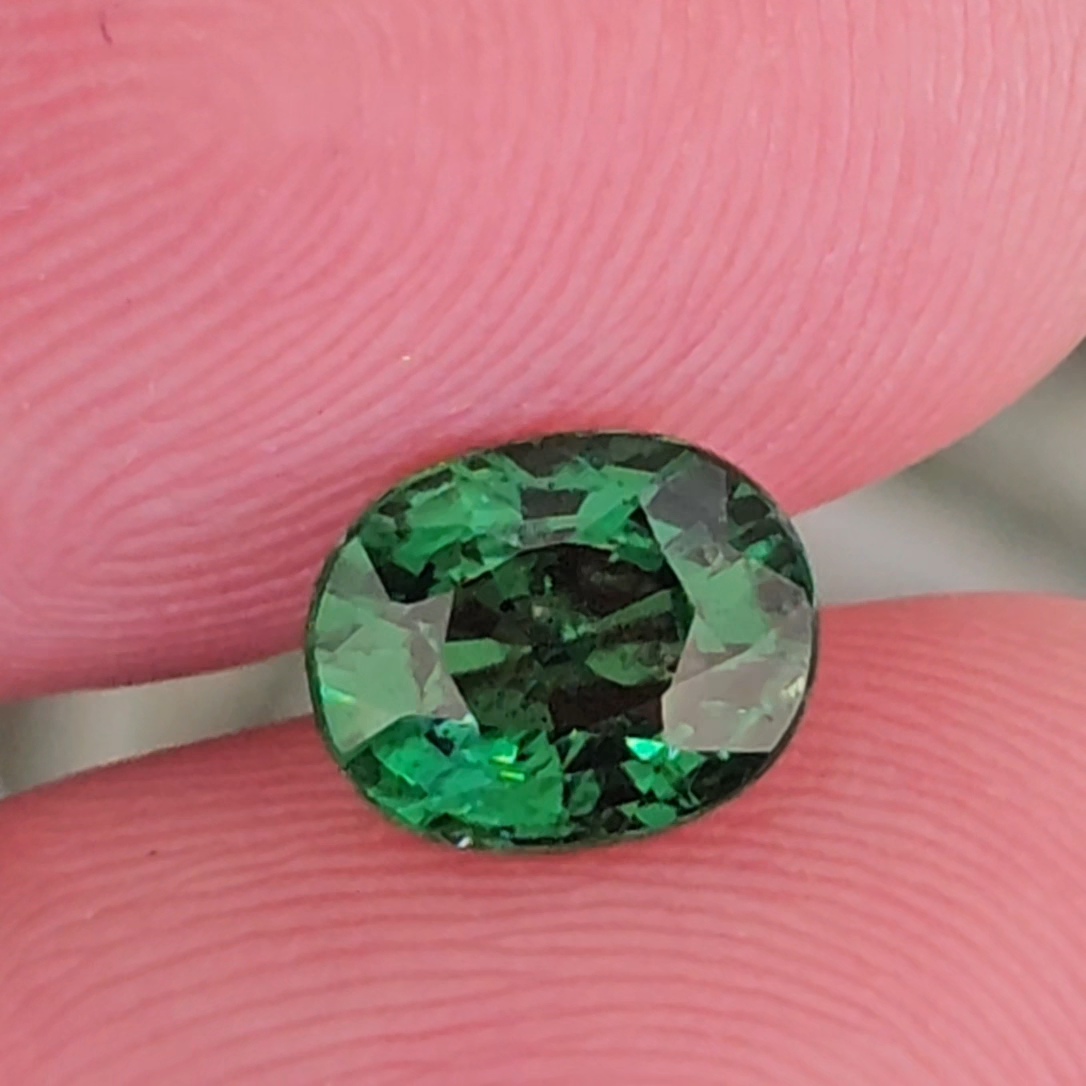 พลอย ซาโวไรท์ Tsavorite Garnet 1.36 กะรัต (Cts.) ดิบ Unheated พร้อมใบเซอร์ อัญมณีมงคลประจําวันเกิด เครื่องประดับพลอย