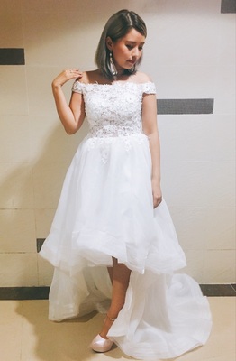 Pre-order ชุดแฟนซี ชุดเจ้าสาว ชุดราตรี สีขาว ปาดไหล่ แต่งดอกไม้ ปักเลื่อม หน้าสั้นหลังยาว เชือกผูกหลัง