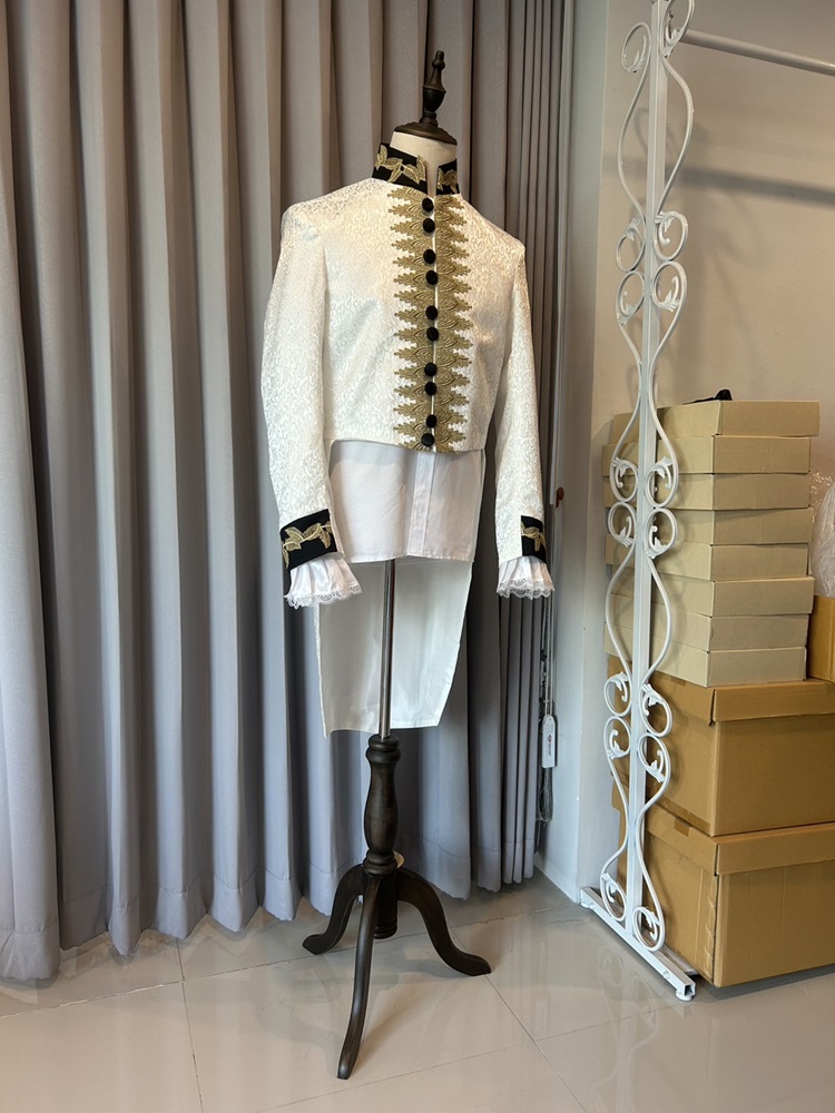 เช่า เสื้อสูทเจ้าชาย สูทอังกฤษ ขุนนางอังกฤษ สีขาว ปักดิ้นสีทอง