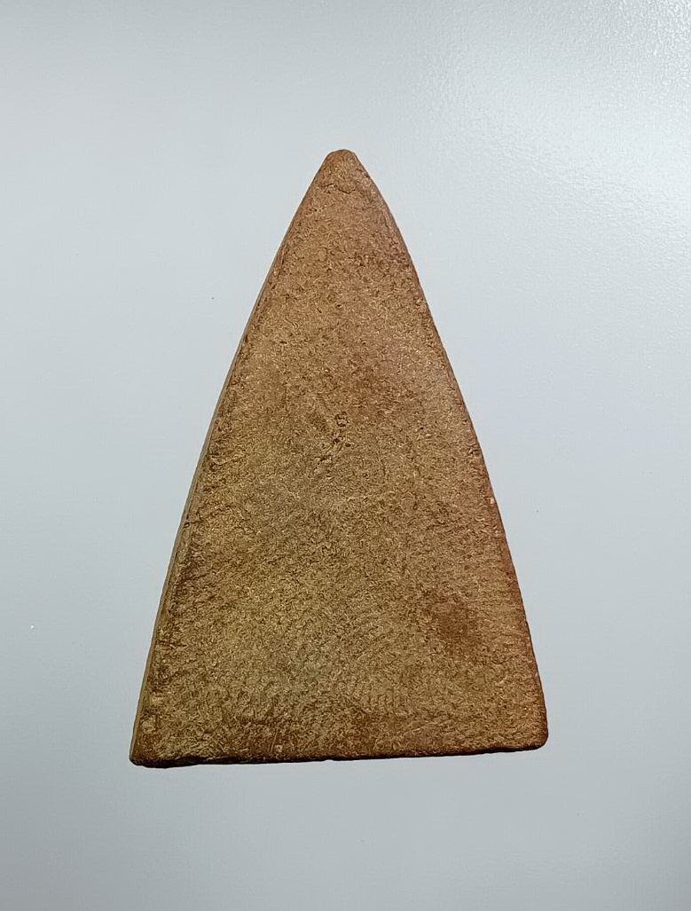 ผ3472 พระพุทธรัศมี พิมพ์สามเหลี่ยม เนื้อดิน ไม่ทราบที่