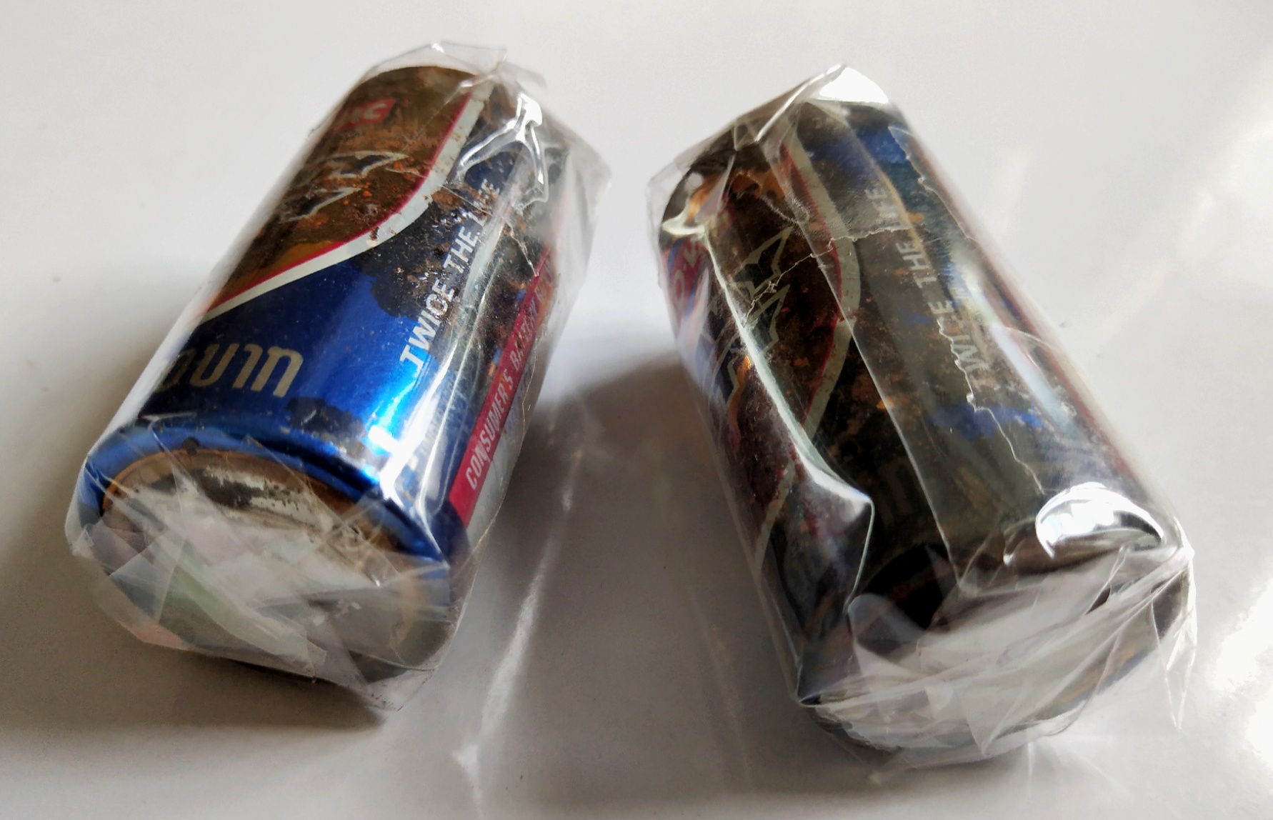 ของเก่าสะสม ไฟฉาย EVEREADY กระบอกเหล็ก เปลี่ยนถ่าน และหลอดไฟได้ สภาพเก่าเก็บ ใช้ไม่ได้แล้ว แถมถ่าย RAY O VAC (ถ่านสิ้นสภาพการใช้งานแล้ว)2ก้อน ยังไม่ได้แกะขั้ว ขายทั้งหมด