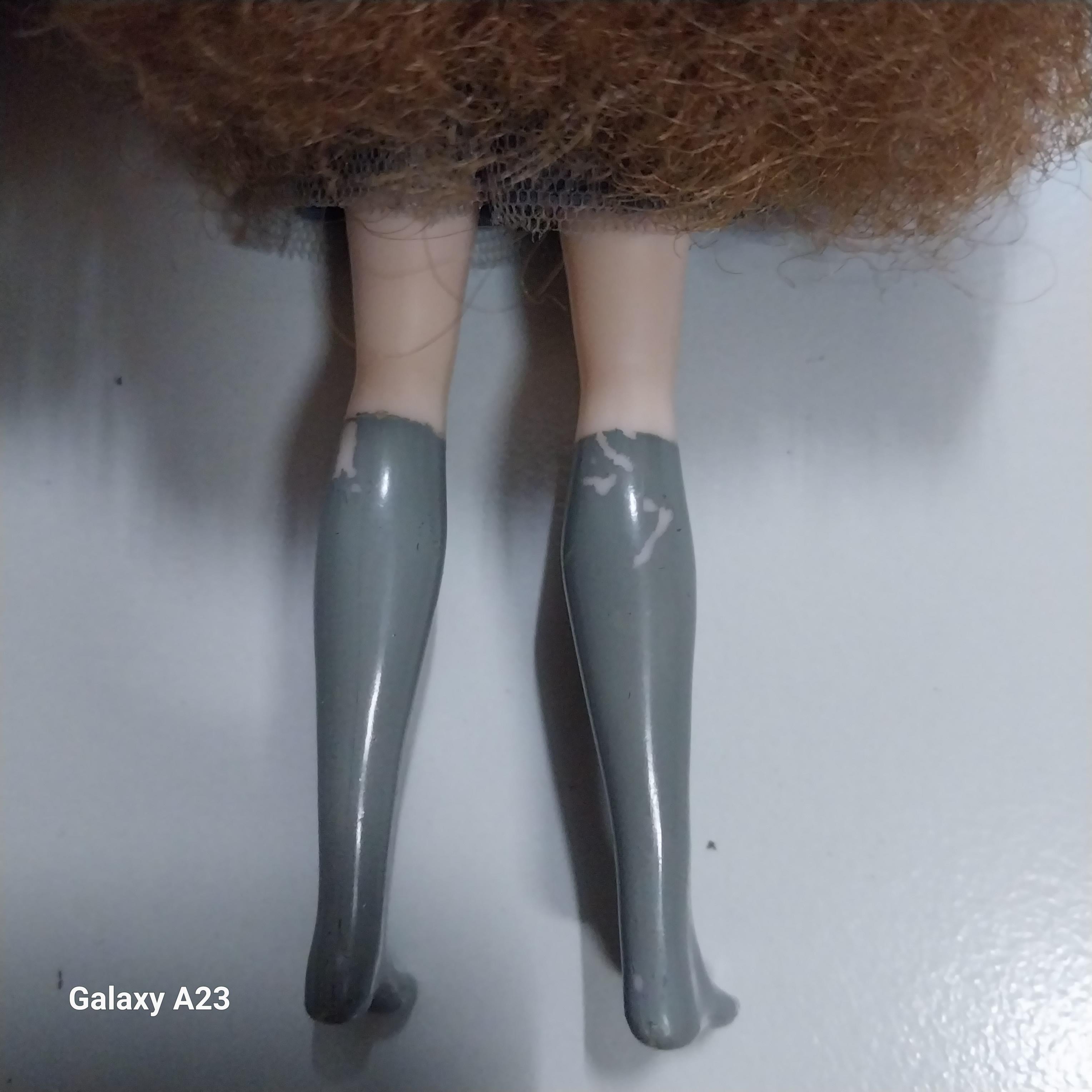 มี หลาย ภาพ ผมฟูช็อตบ้าง ตุ๊กตาเฮอร์ไมโอนี่ จาก Harry Potter ขนาดประมาณ 8 นิ้ว ผมฟู ไม่มีรองเท้า บริเวณถุงเท้ามีรอย สีลอดตามภาพ ของแท้