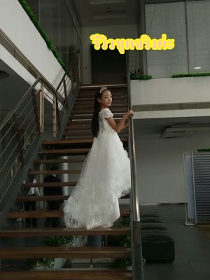 Pre-order ชุดราตรีเด็ก ชุดออกงาน ชุดกระโปรง สไตล์เจ้าหญิง แบบไหล่ปาด ผ้าลูกไม้ แต่งดอก ปล่อยชายยาว มีซิปหลัง