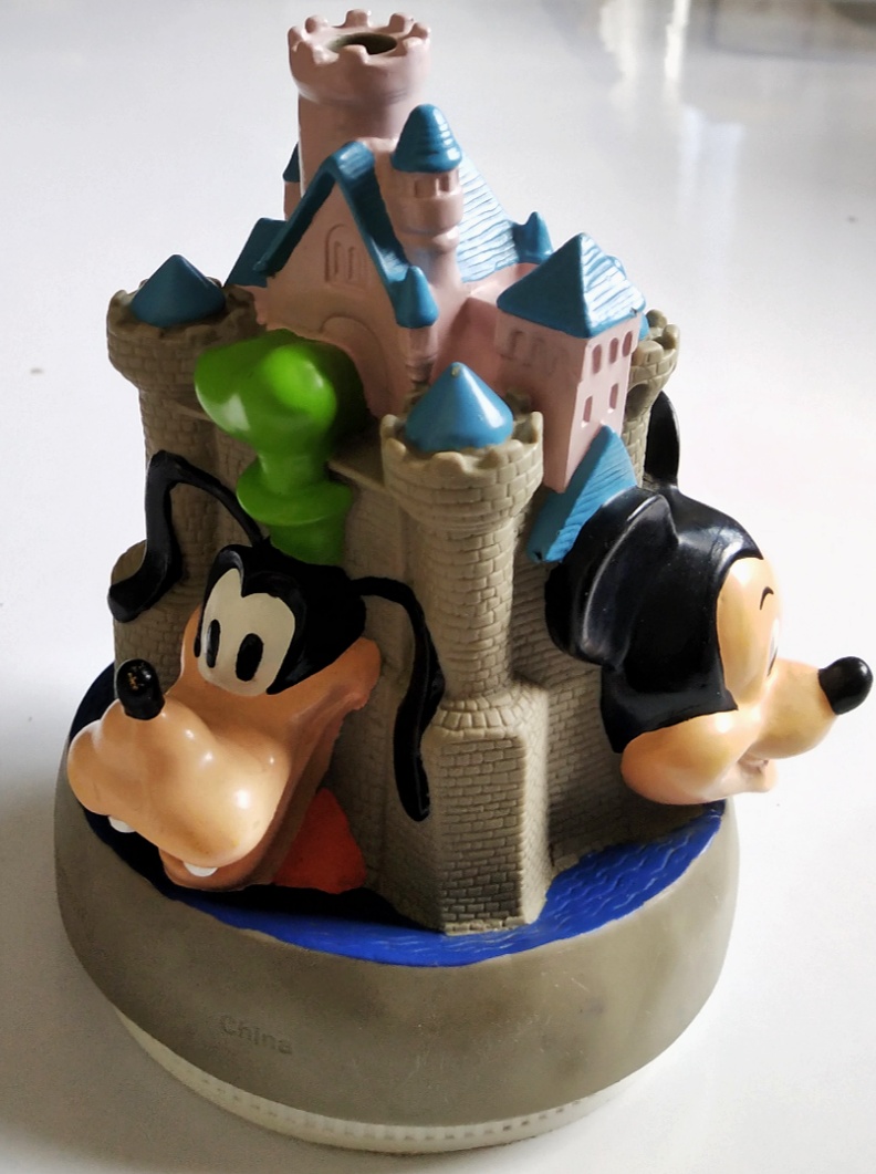 ของสะสม ท็อปเปอร์ ปราสาทดิสนีย์ ตกแต่งด้วยหัวมิกกี้เมาส์ ,มินนี่เมาส์,กู๊ฟฟี่ , Disney castle Topper ,decorated with Mickey mouse's head, Minnie mouse's head and Goofy's head