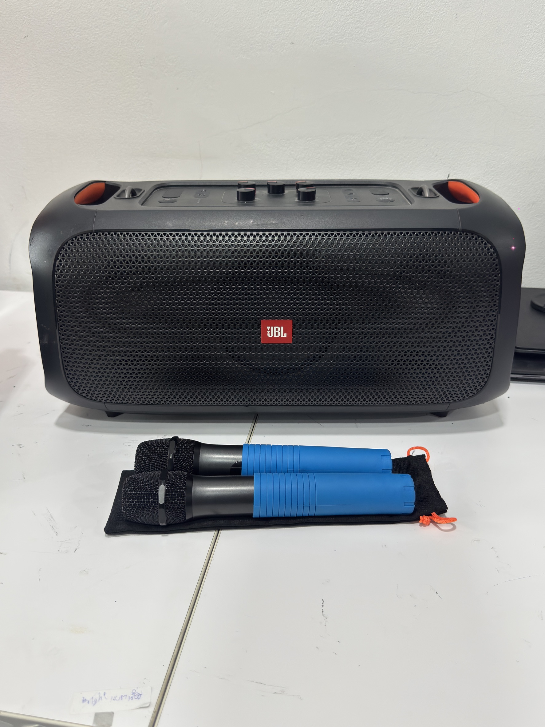 JBL Partybox On The Go + Mic*2 ***ไมค์มีรอยแตกหักที่กดไมค์ไม่ดี กดติดบ้างไม่ติดบ้าง ****ตัวเครื่องใช้ได้ปกติ