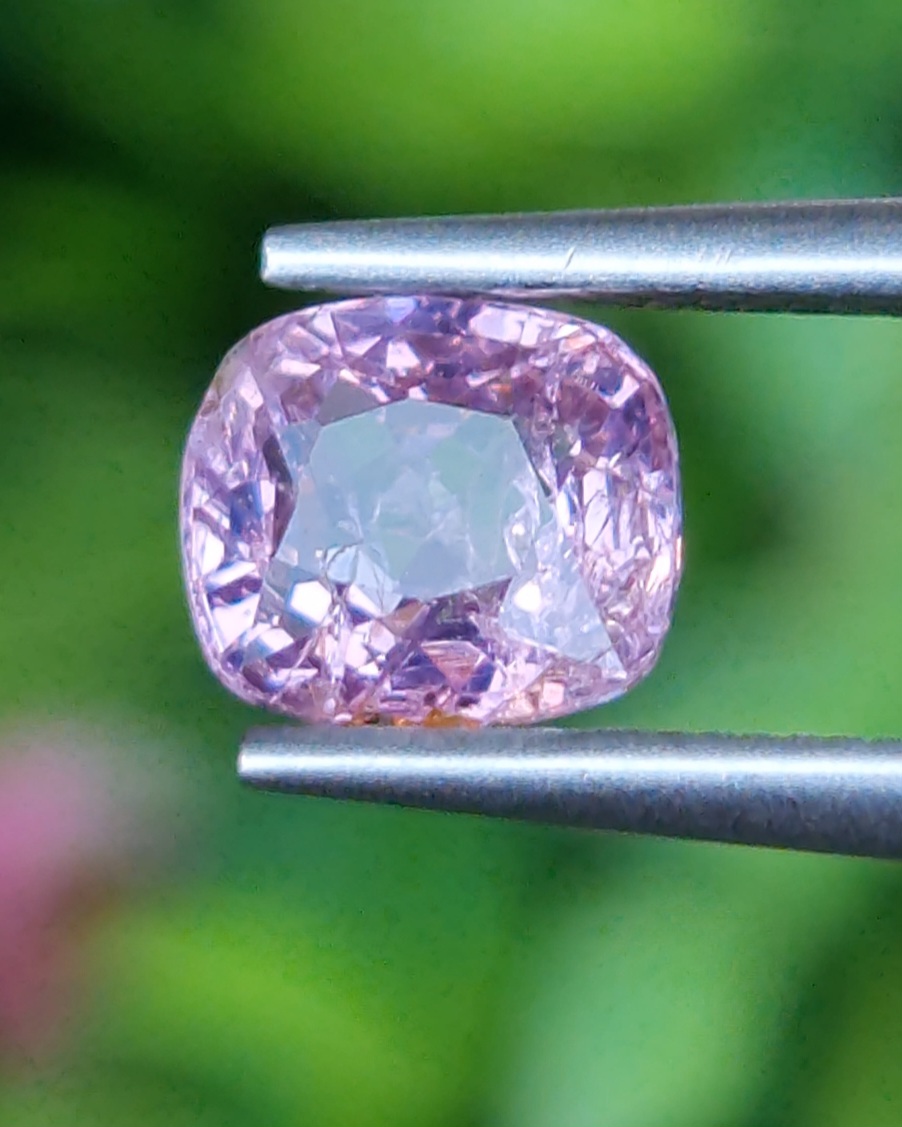 พลอย สปิเนล (Spinel) 1.21 กะรัต (Cts.) ดิบ (Unheated) พลอยแท้ อัญมณีมงคลประจําวันเกิด เครื่องประดับพลอย