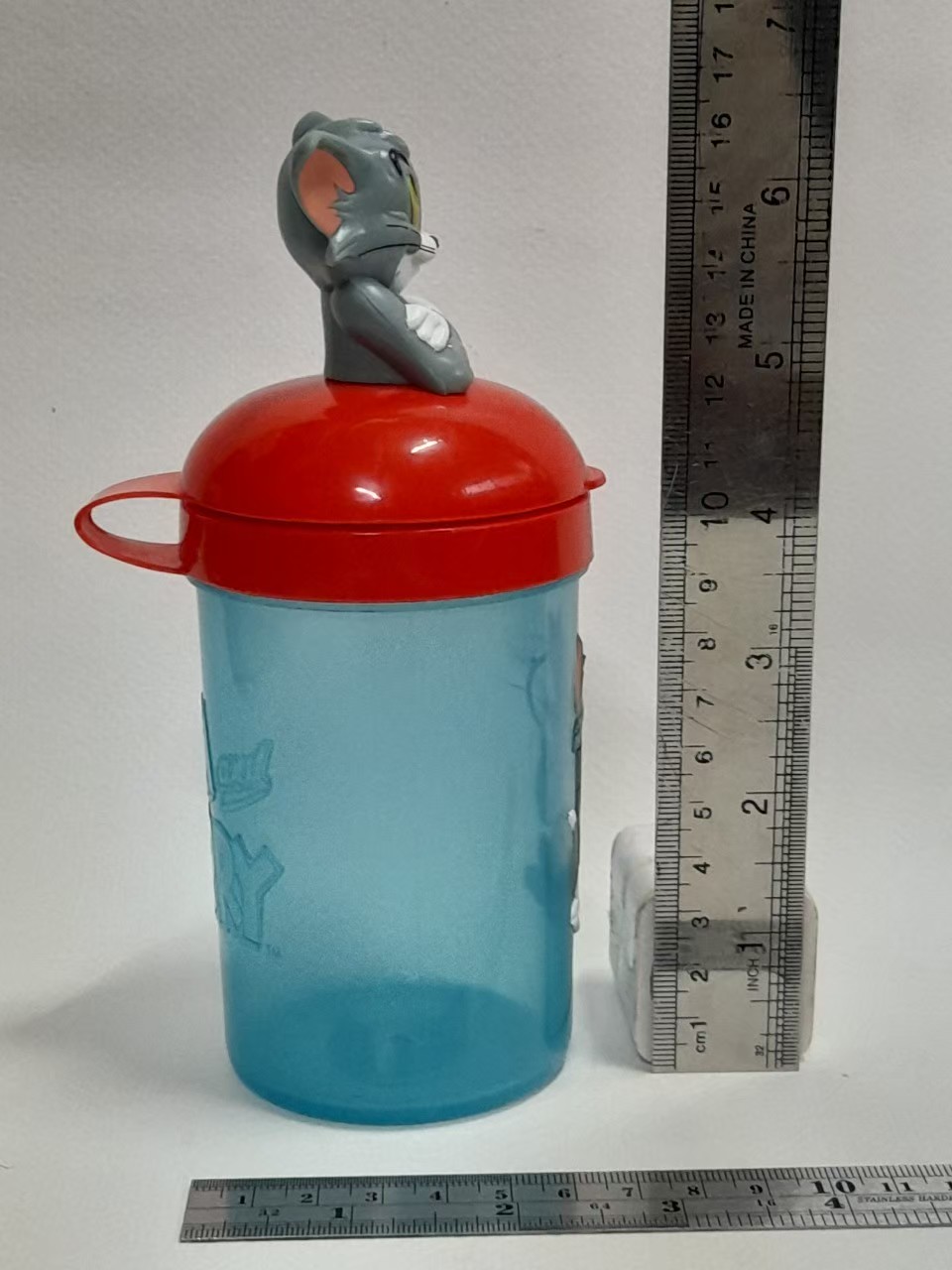 มีหลายภาพ,กระบอกน้ำ ทอมแอนด์เจอรี่ มีท๊อปเปอร์รูป ทอม ไม่เคยใช้ แต่ตีเป็นมือสอง สภาพดี มรรอยบ้าง เก่าเก็บขนาดตามรูป