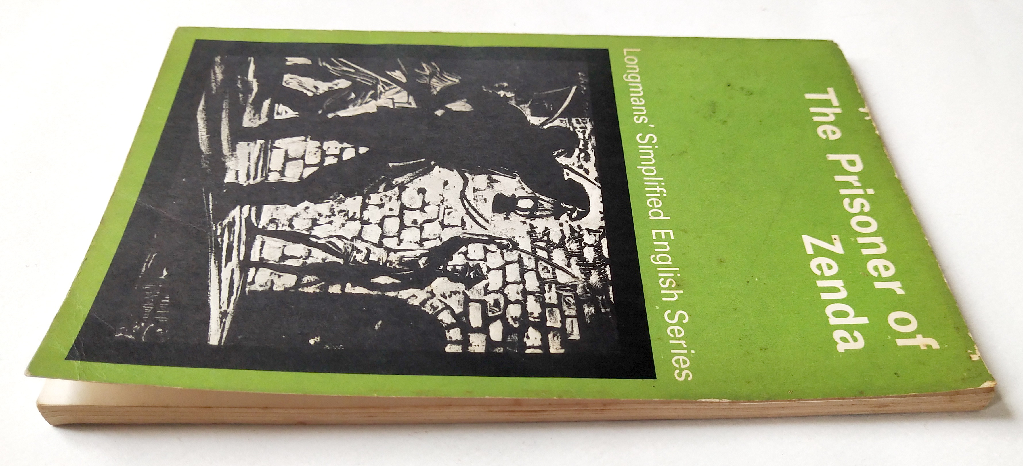 หนังสือเรียนเก่าอ่านนอกเวลา THE PRISONER OF ZENDA โดย ANTHONY HOPE ,SIMPLIFY BY GEORGE F. WEAR ,ILLUSTRATED BY JOHN NICOLSON พิมพ์ครั้งที่2 เมษายน 1967