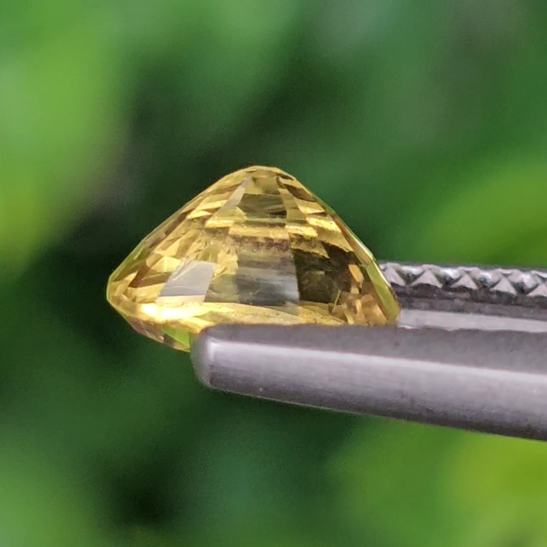 พลอย บุษราคัม yellow sapphire 1.17 กะรัต (Cts.) ดิบ (Unheated) พร้อมใบเซอร์ พลอยแท้ อัญมณีมงคลประจําวันเกิด เครื่องประดับพลอย
