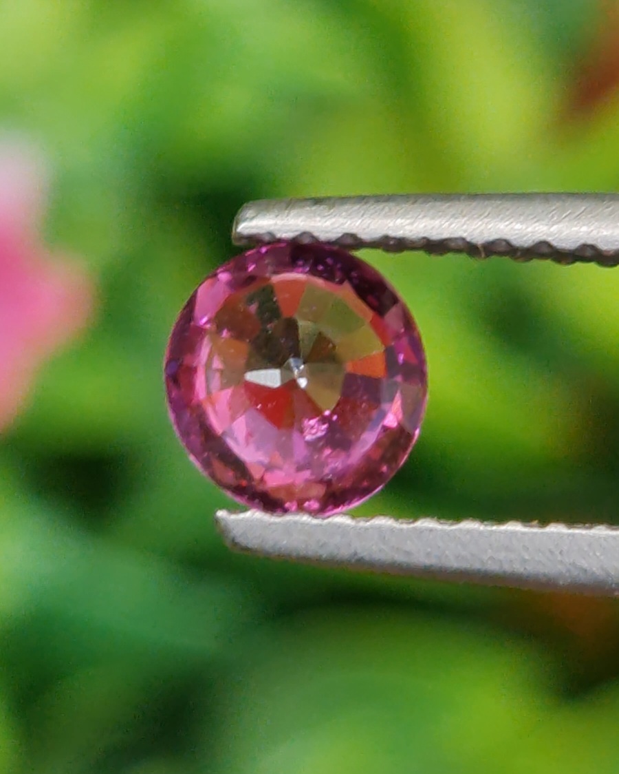 พลอย โรโดไลต์ กาเน็ท Rhodolite Garnet 0.66 กะรัต Cts.พลอยแท้ อัญมณีมงคลประจําวันเกิด เครื่องประดับพลอย