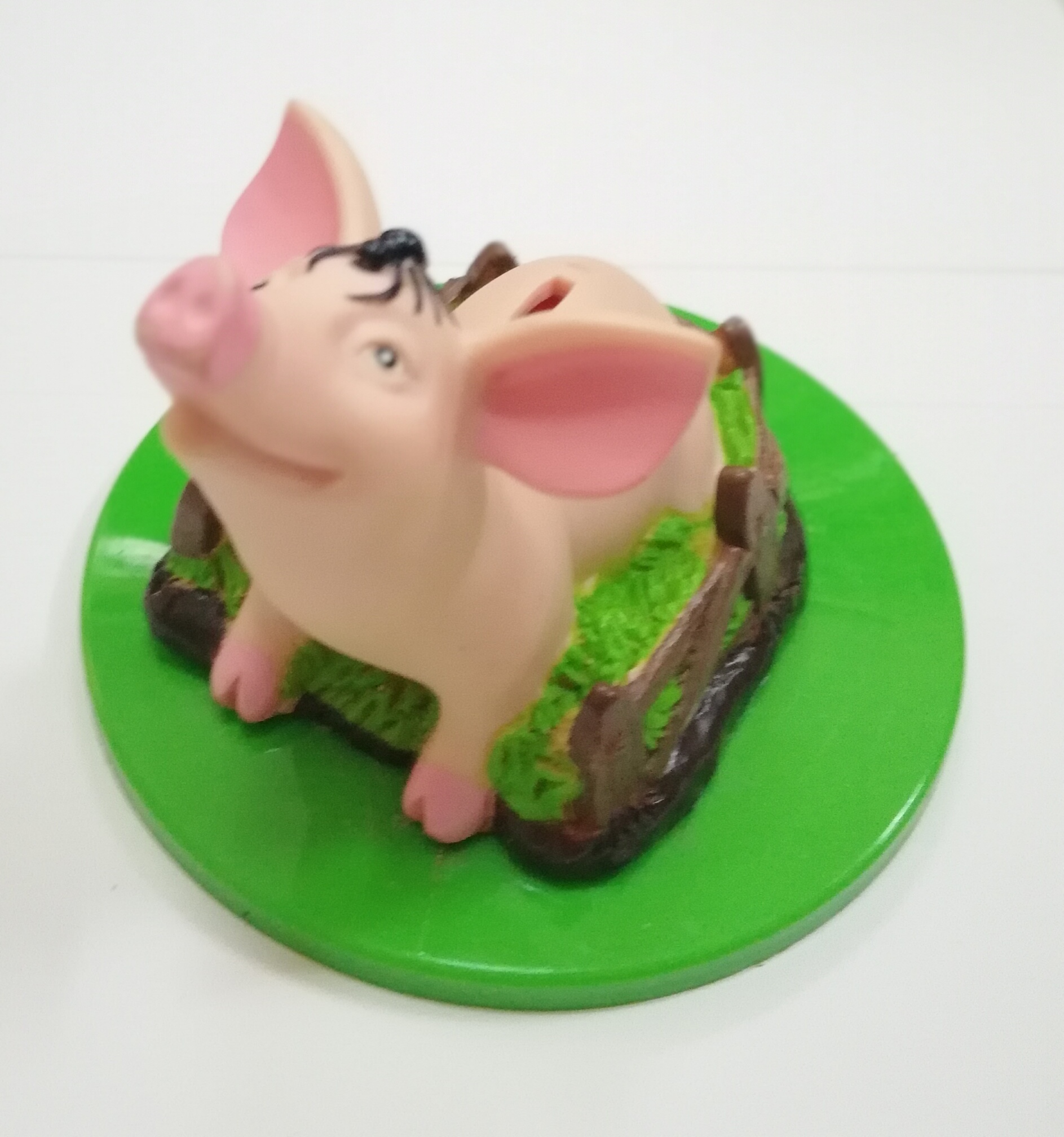 ของสะสม ท็อปเปอร์แก้วน้ำจากภาพยนต์อนิเมชั่น เบรฟ Brave หมูน้อยตัวสีชมพู มีแมงมุมเกาะบนหัว ปี 2006