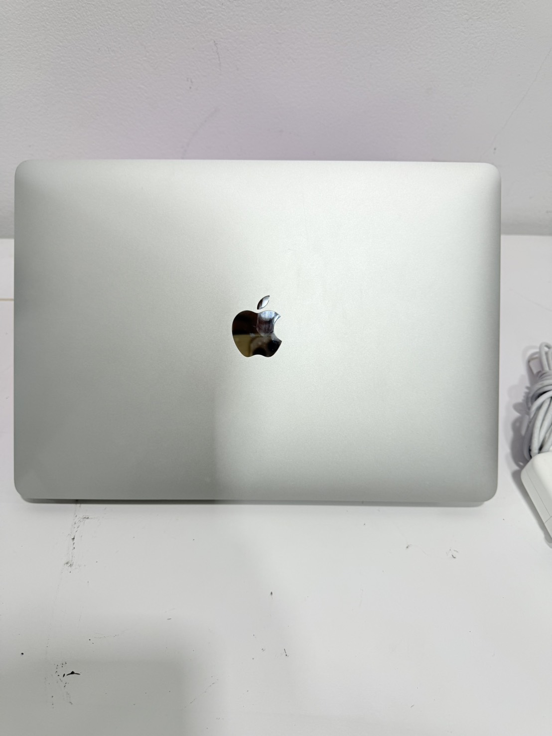 Apple Macbook Air 2020(M1/8GB/256GB)+Adapter จอมีรอยคีย์บอร์ด เครื่องบุบตรงมุมนิดนึง