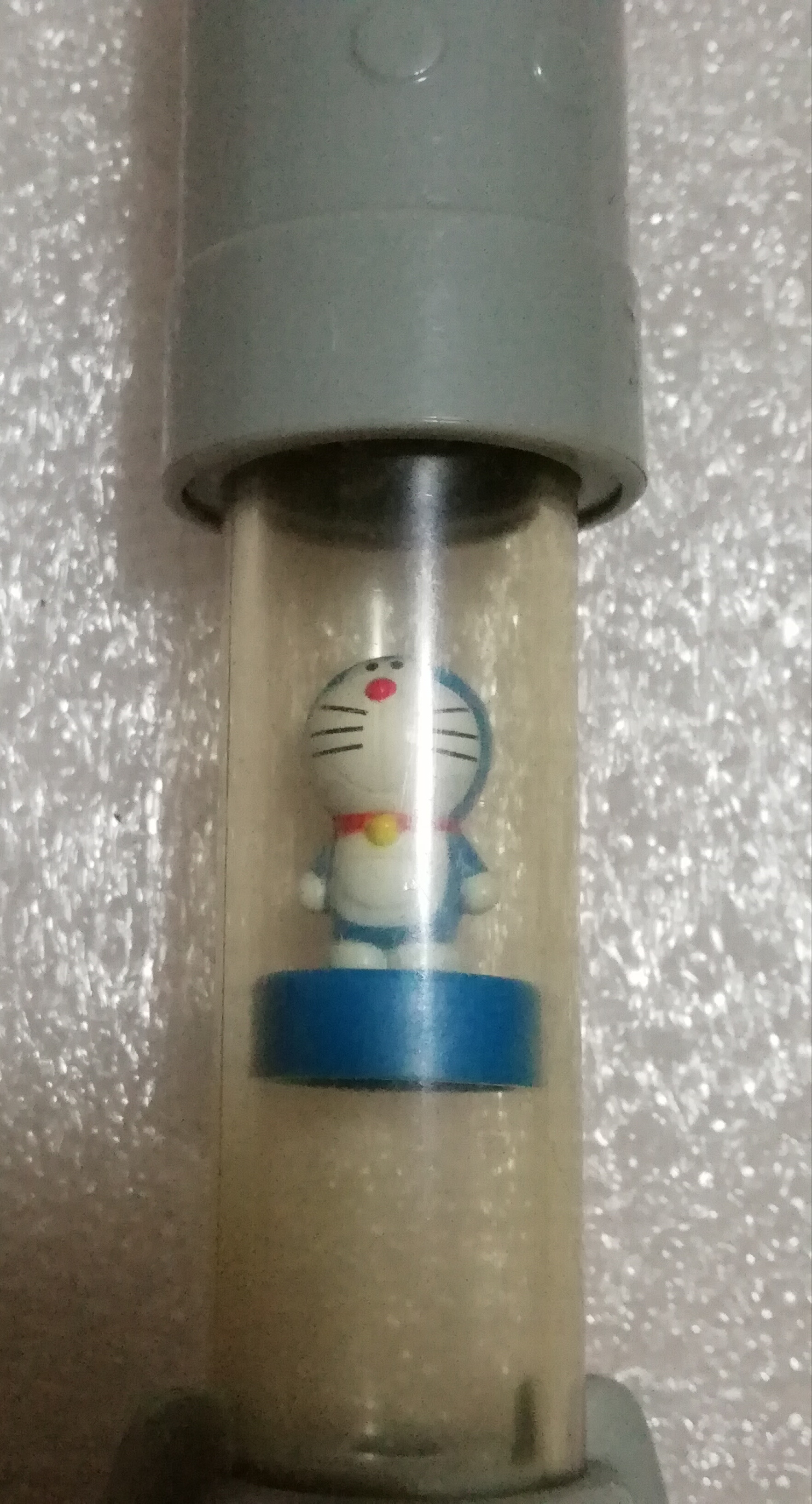 ของสะสมโดราเอม่อนในจรวด Doraemon เมื่อกดปุ่มบนหัวจรวด ลมที่เข้าด้านล่างจะดันตัวโดราเอม่อนให้ลอยขึ้นไปด้านบน