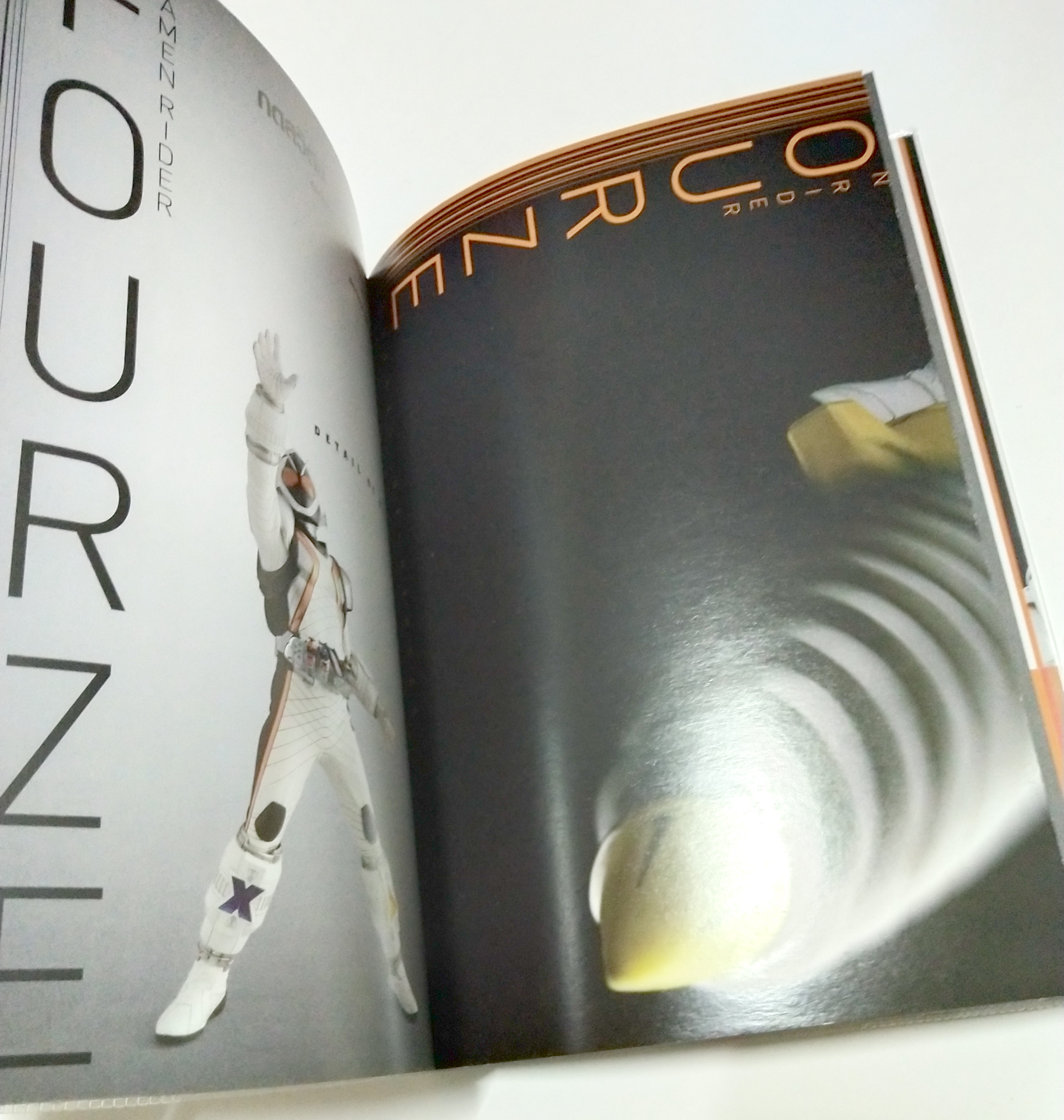 นี่คือหนังสือรวมภาพถ่ายและรายละเอียดต่างๆทั้งมาสค์ไรเดอร์ อุปกรณ์เสริม และข้อมูลของ "มาส์คไรเดอร์ โฟเซ่" ครอบคลุมทั้งภาคทีวีซีรีย์ ไปจนถึงภาคหนังโรงรวมถึงไอเดียการออกแบบโฟเซ่ เนื่องในโอกาสครบรอบ 40 ปี ที่แฟนๆไรเดอร์ไม่ควรพลาด Detail of Heroes -M