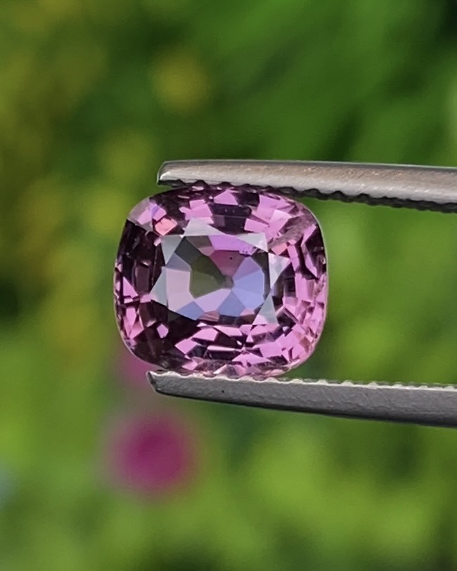 พลอย สปิเนล (Spinel) 1.71 กะรัต (Cts.) ดิบ (Unheated) พลอยแท้ อัญมณีมงคลประจําวันเกิด เครื่องประดับพลอย