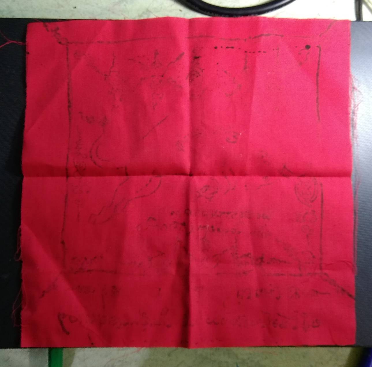 ร013 ผ้ายันต์กระทิงทอง หลวงพ่อเขียน วัดกระทิง จ.จันทบุรี ขนาด 8.5" x 8.5"