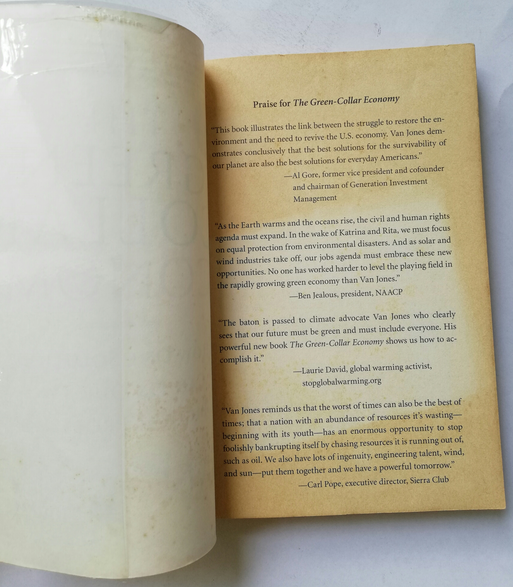 "THE GREEN COLLAR ECONOMY" หนังสือห่อปกพลาสติก มีตำหนิ โปรดดูทุกภาพ "Van Jones is someone who makes you feel like an underachiever, no matter if you 're NASA scientist or captain of industry...Echoes of his ideas can be h