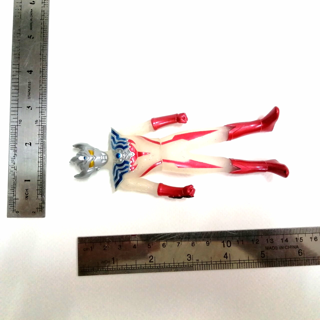 ซอฟ 5.5 นิ้ว ตัวพิเศษ อุลตร้าแมนไทกะ สีขาวใสใส่กากเพชรทำสีเฉพาะจุด สภาพดีมีรอยบ้าง