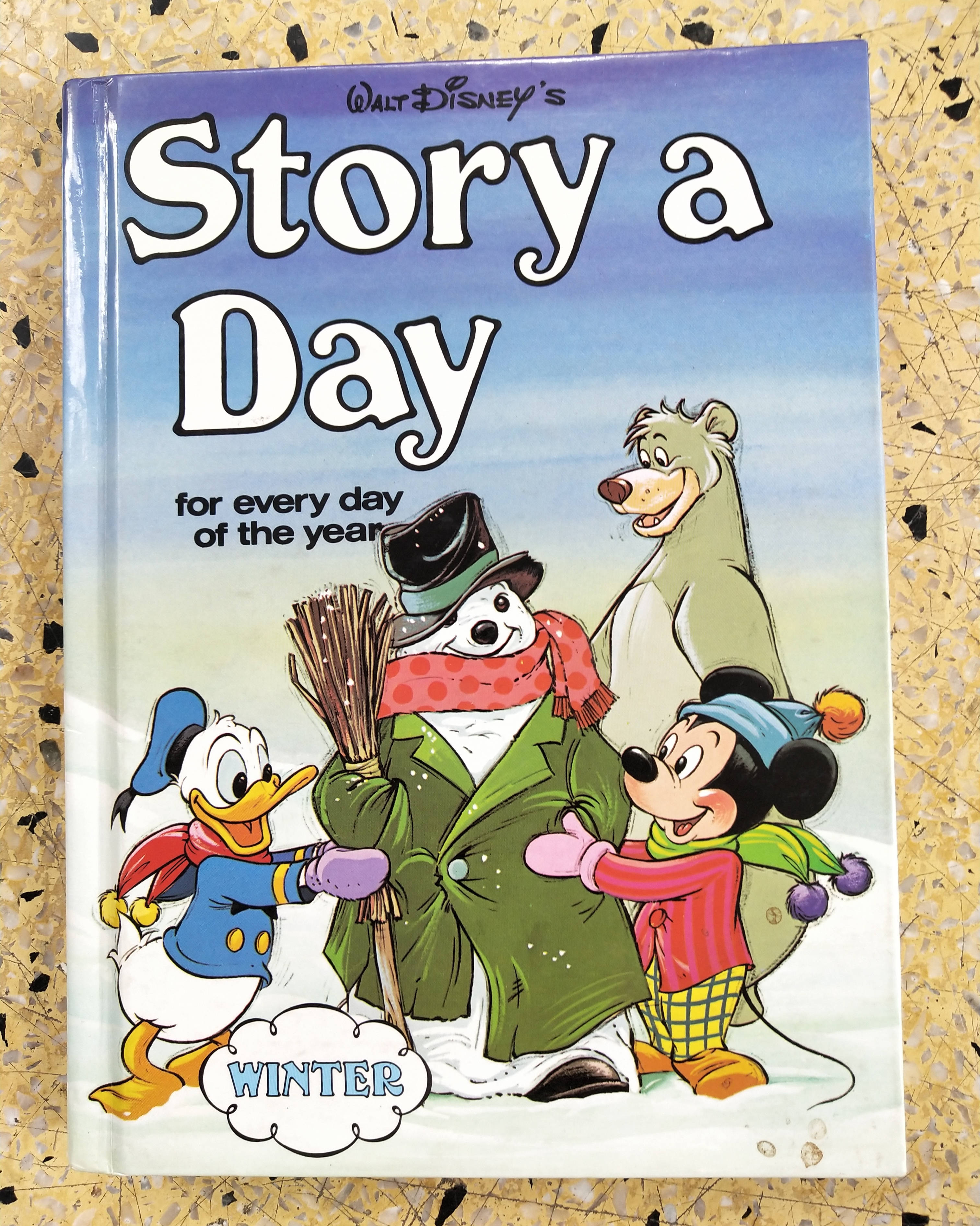 หนังสือภาพการ์ตูนดิสนีย์น่ารัก **หนังสิอเก่า มีตำหนิ โปรดตรวจสอบทุกภาพ ปกแข็ง ฉบับภาษาอังกฤษ เล่าเรื่องราวของทุกวันในฤดูหนาว ผ่านตัวการ์ตูนจากดิสนีย์ Story a Day for every day of the year ,Winter