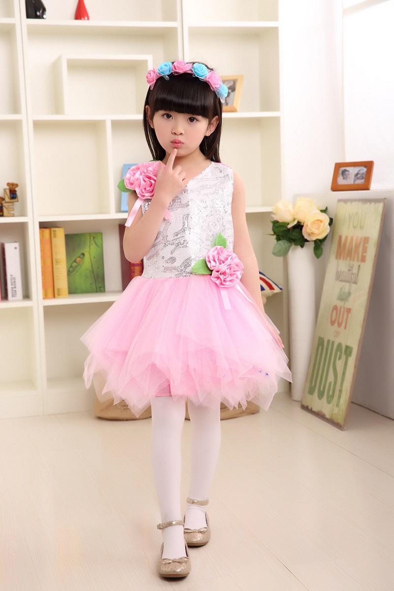 Pre-order ชุดแฟนซี ชุดแสดง แขนกุด คอกลม ปักเลื่อมช่วงอก แต่งดอกที่เอวและไหล่ กระโปรงตาข่ายเป็นชั้น ๆ