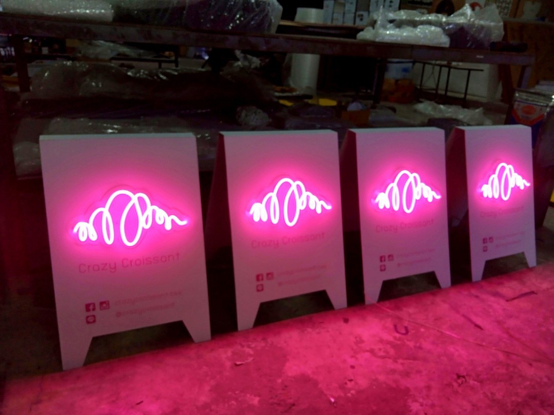 ป้ายสามเหลี่ยมตั้งหน้าร้านติดไฟนีออน