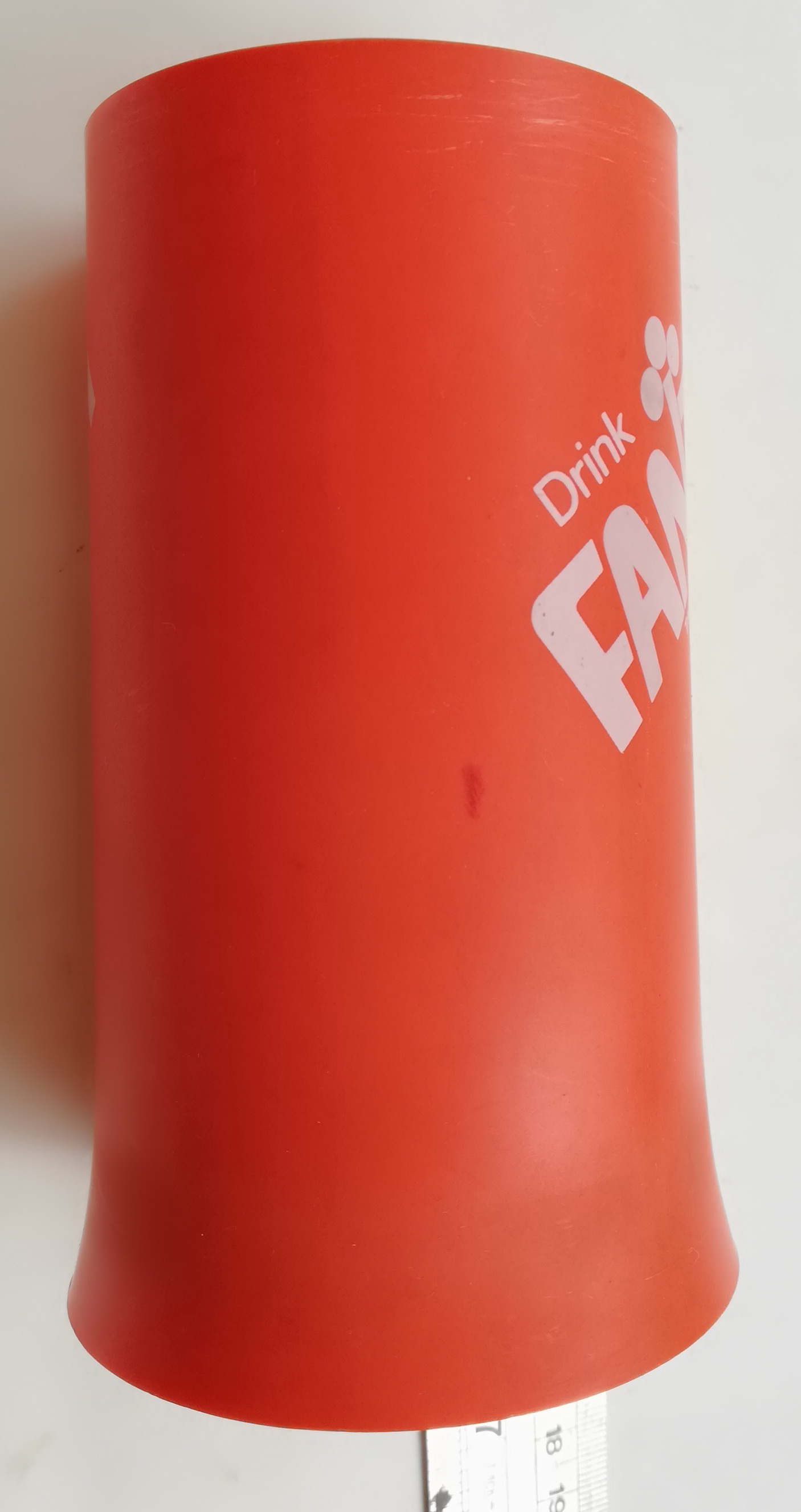 ของสะสมเก่า แก้วน้ำพลาสติกแขงทรงกระบอกสีส้ม ก้นแก้วบานออก มีฐาน พิมพ์ลายแฟนต้า FANTA ของสะสมจากแฟนต้ารสส้ม