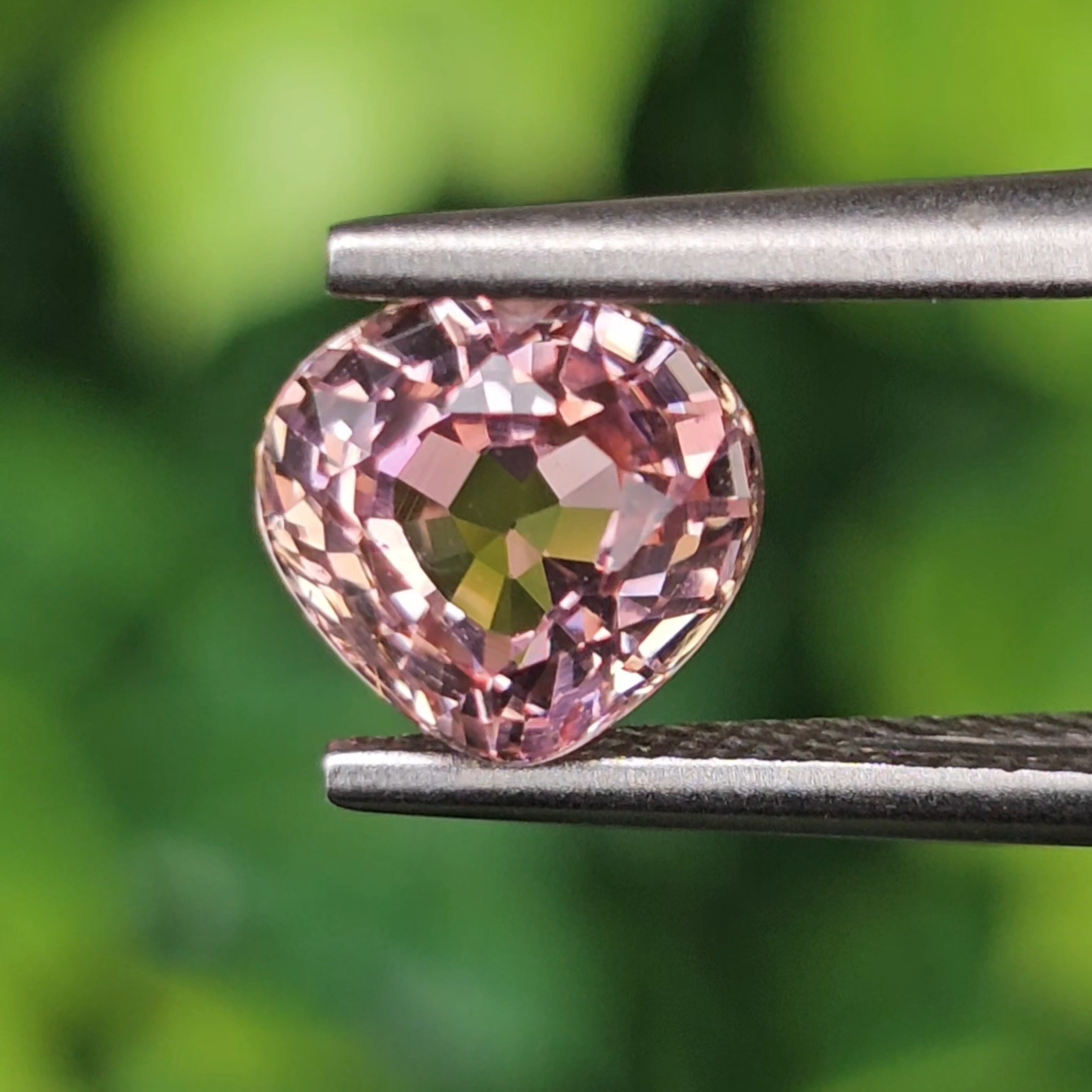 พลอย ชมพู ทัวร์มารีน ( Pink Tourmaline) 1.52 กะรัต (Cts.) อัญมณีมงคลประจําวันเกิด เครื่องประดับพลอย