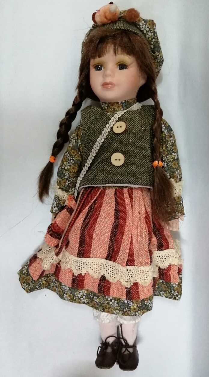 ของสะสม ตุ๊กตาพอร์ซเลน Porcelain doll ตุ๊กตาเด็กหญิงผมเปีย แต่งกายแนววินเทจน่ารัก ใส่หมวกลายเดียวกับชุด **ตุ๊กตาติดหมวก ตาหลุด 1 ข้าง ตามภาพที่2 ***สภาพเก่าเก็บสะสม ขนาด สูง 42 ซม.