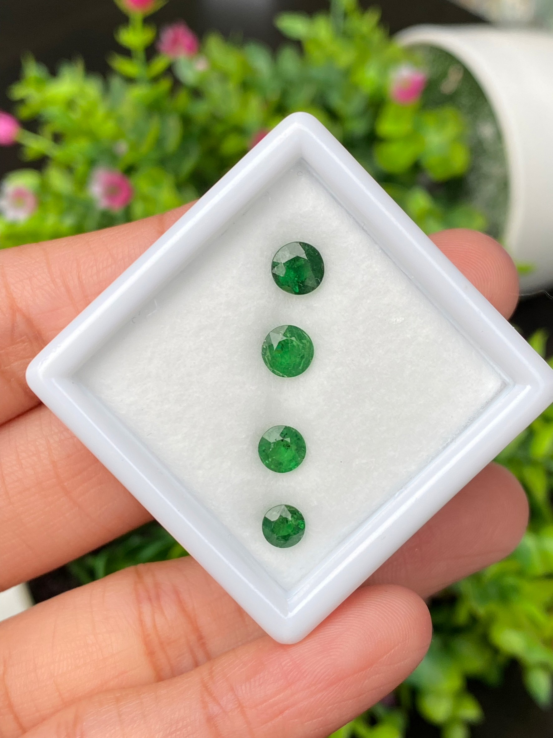 พลอย ซาโวไรท์ Tsavorite Garnet 2.75 กะรัต (Cts.) 4 เม็ด ดิบ Unheated พลอยแท้ อัญมณีมงคลประจําวันเกิด เครื่องประดับพลอย