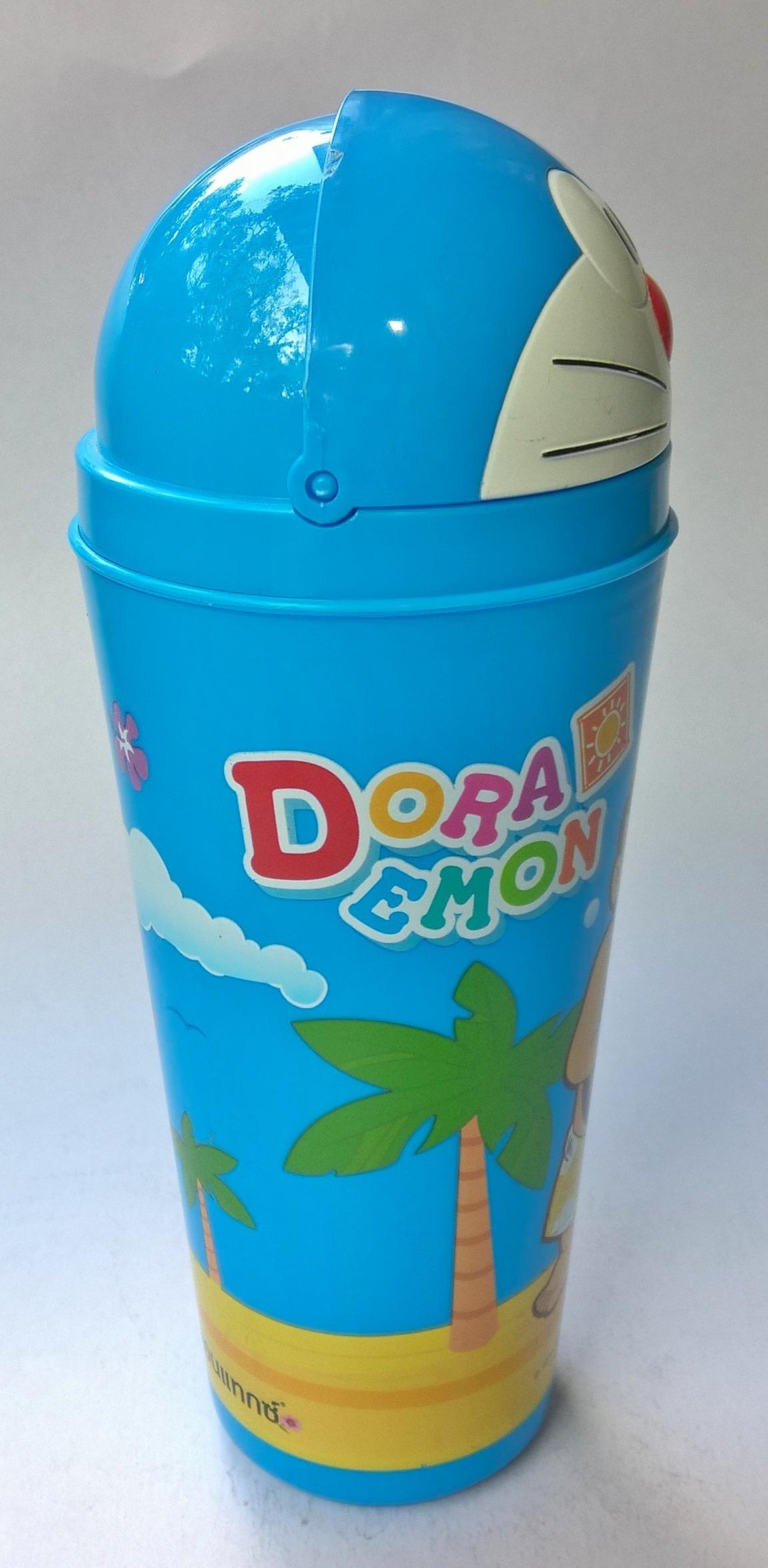 แก้วน้ำพลาสติกสีฟ้าลายโดราเอม่อนพร้อมฝาปิด-เปิดเป็นหัวโดราเอม่อน ของสะสมจากเซ็นโซดายน์