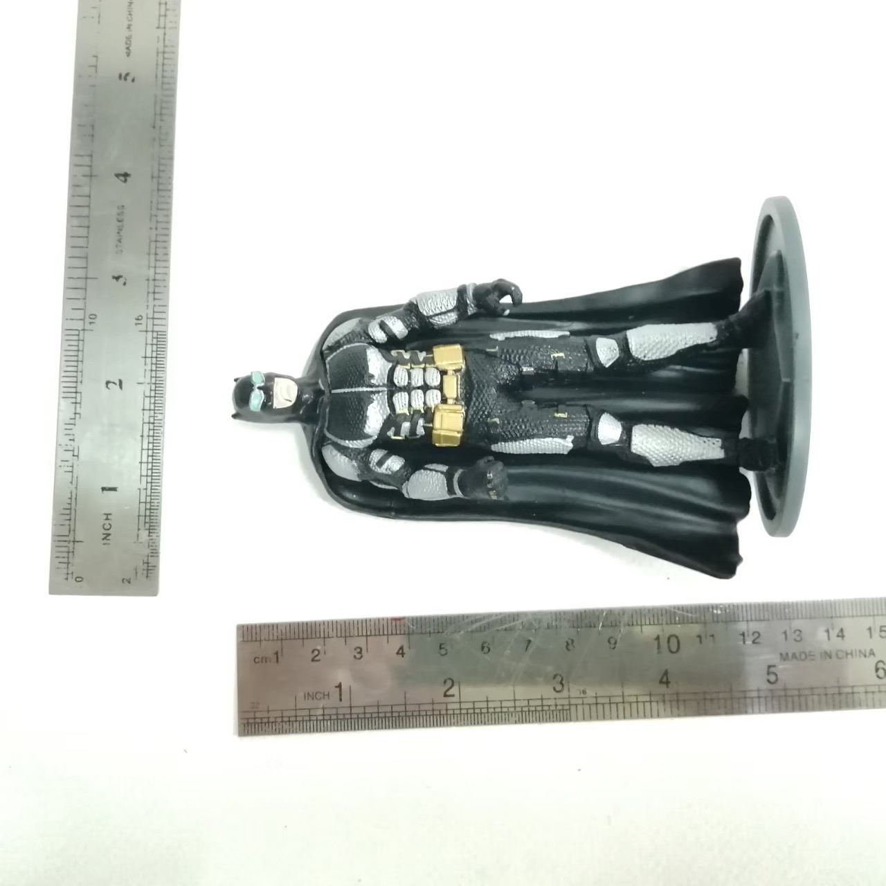 ขนาด 5 นิ้ว ฟิกเกอร์ยางตันแบทแมน อาร์มเมอร์สูท พรีเมี่ยมเบอร์เกอร์คิง มีฐานไม่พบบ่อย มือสองมีรอยบ้างของมีตามภาพ ไม่หัก ไม่กาว มีรอยบ้าง