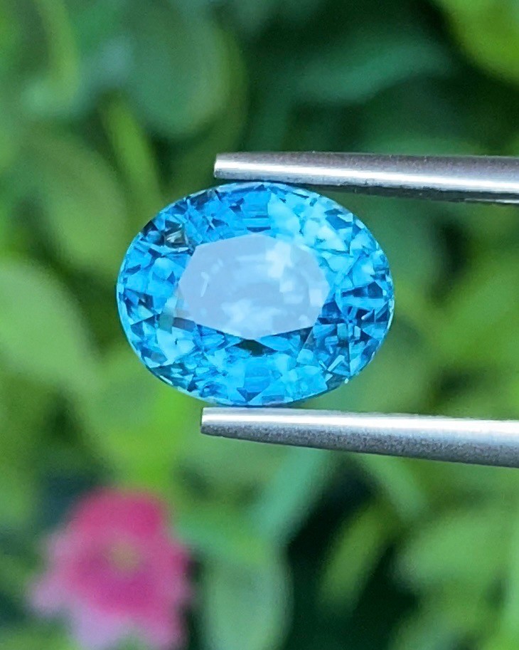 พลอย เพทาย (Zircon) 3.79 กะรัต (Cts.) พลอยแท้ อัญมณีมงคลประจําวันเกิด เครื่องประดับพลอย