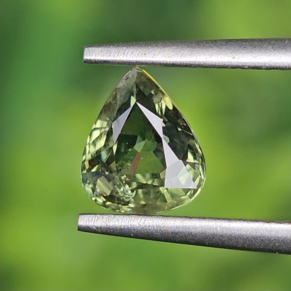 พลอย เขียวส่อง Green Sapphire 1.09 กะรัต (Cts.) พลอยแท้ อัญมณีมงคลประจําวันเกิด เครื่องประดับพลอย