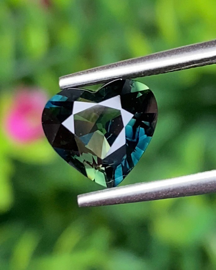 พลอย แซฟไฟร์ 3 สี Tricolor Sapphire 2.07 กะรัต (Cts.) ดิบ Unheated พร้อมใบเซอร์ พลอยแท้ อัญมณีมงคลประจําวันเกิด เครื่องประดับพลอย