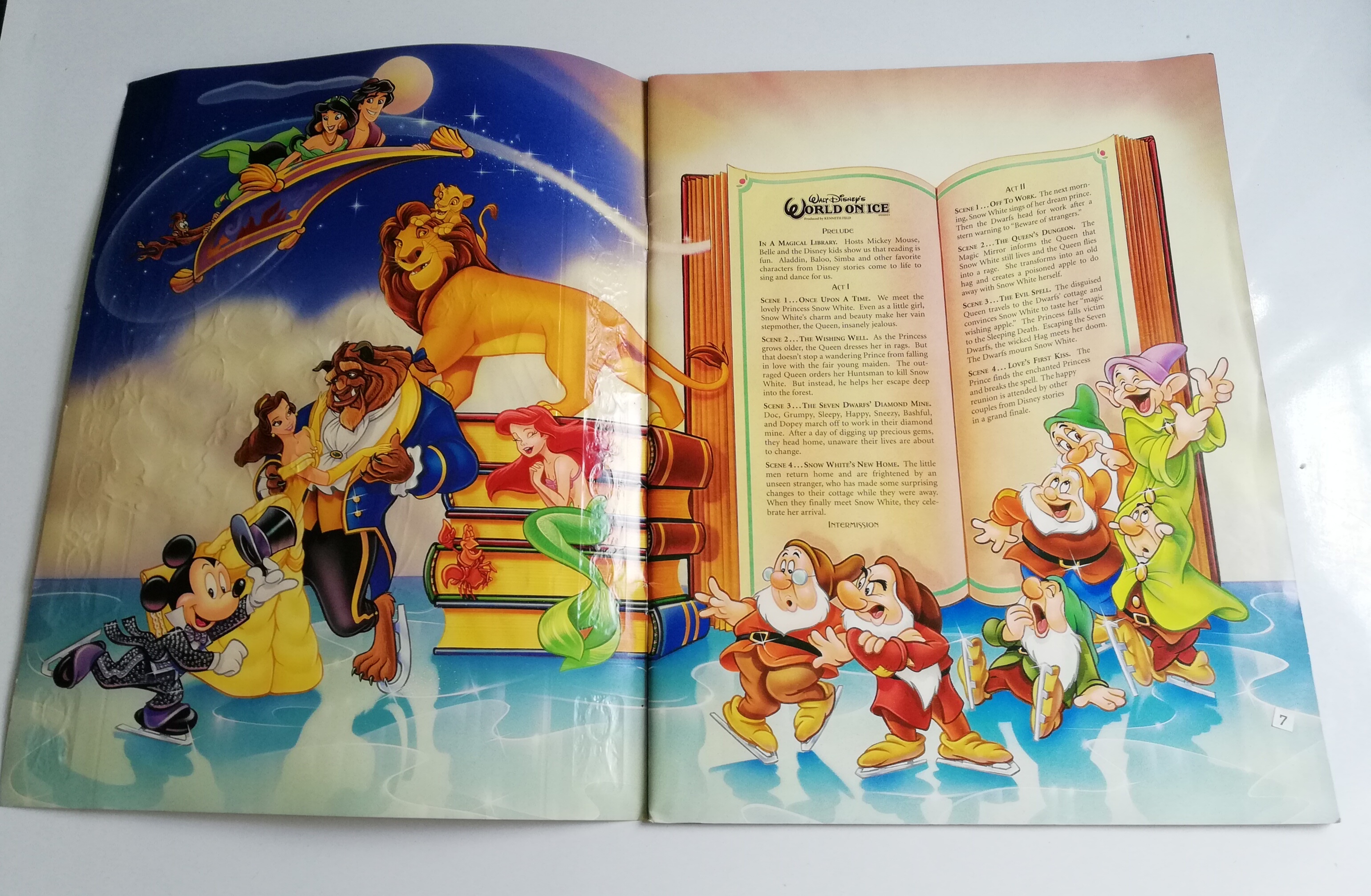 หนังสือภาพเล่มใหญ่ขนาด A3** ปกหลังมีตำหนิเล็กน้อย งานไลฟ์โชว์ "สโนส์ไวท์และคนแคระทั้งเจ็ด" Snow White and the Seven Dwarfs จาก Walt Disney's World on Ice produced by Kenneth Feld