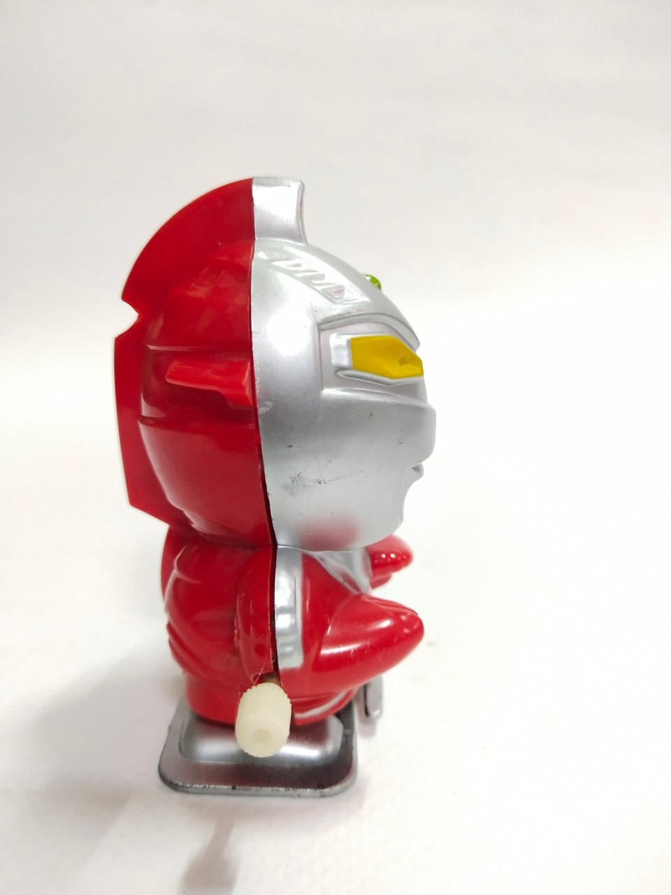 ฟิกเกอร์พลาสติกไขลาน อุลตร้าเซเว่น ไขลานเดินได้ปกติ มือสองสภาพดี มีรอยบ้าง