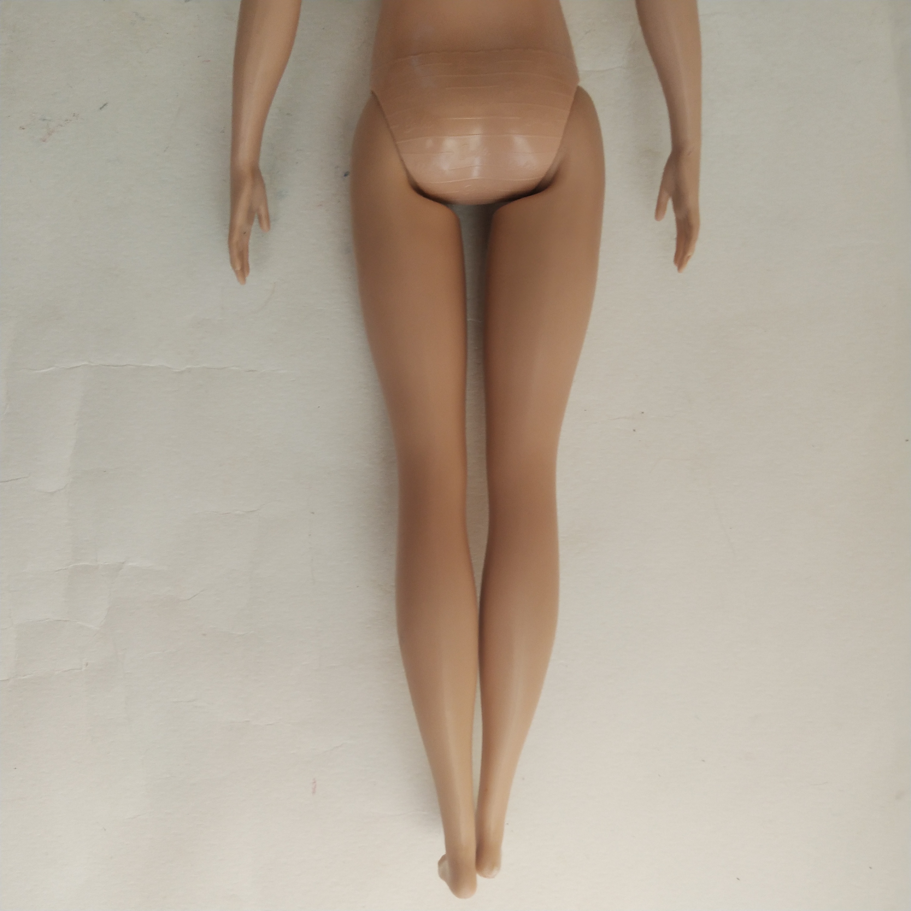 ตุ๊กตาบาร์บี้ **มีรอยบ้างที่ท้อง, ตุ๊กตาขาแข็งไม่ได้ รุ่นอกแบนไม่มีเอว ผมยาวสลวย ผิวเข้ม 2018 Mattel Indonesia