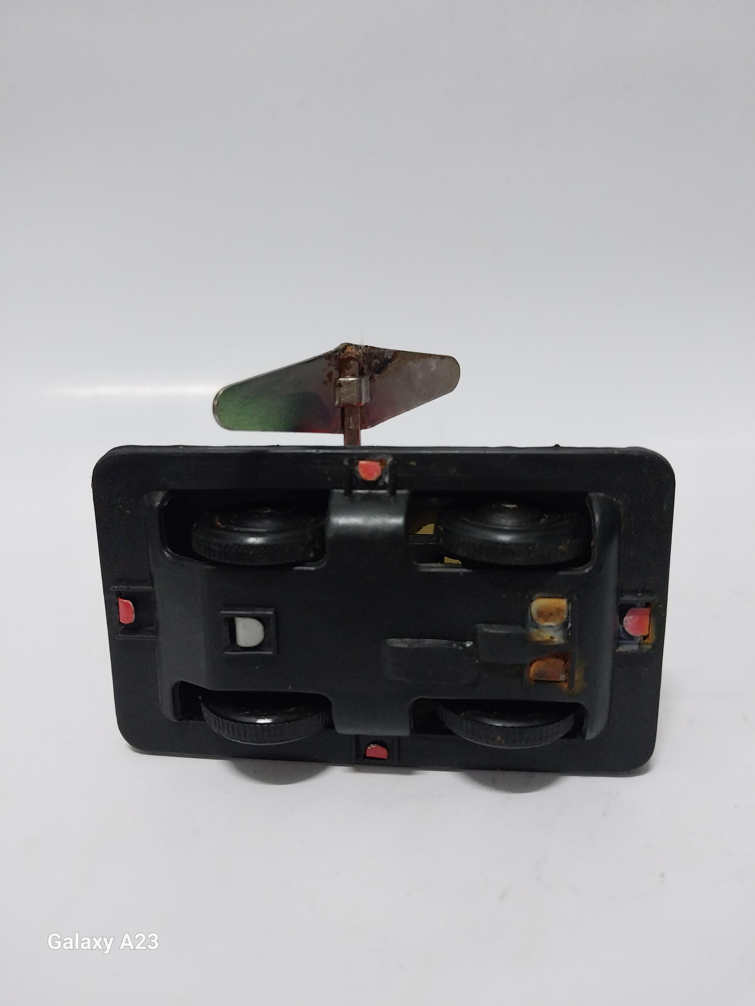 มีหลายภาพ ของเล่นสังกะสีไขลาน หมีขับรถ มีรอยสนิมเล็กน้อยตามภาพ ลานใช้ได้ปกติ