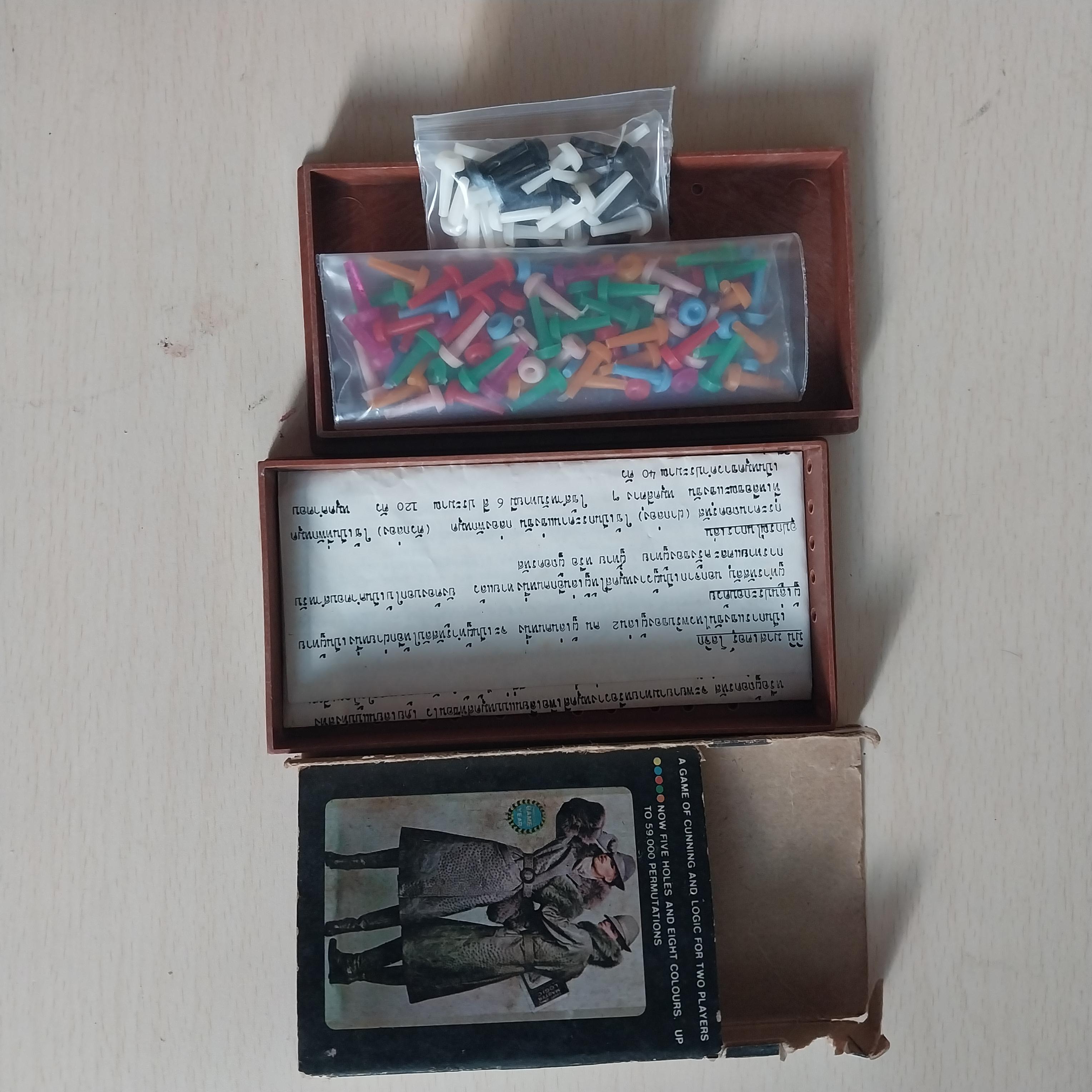 เกมส์ * แพคเกจชำรุด มีหลายภาพ มาสเตอร์โลจิก ทายสี เกมลับสมอง รุ่น ปี 70-80 ของเก่าหายาก เก่าเก็บ มีกล่องกระดาษ ของมีตามรูป